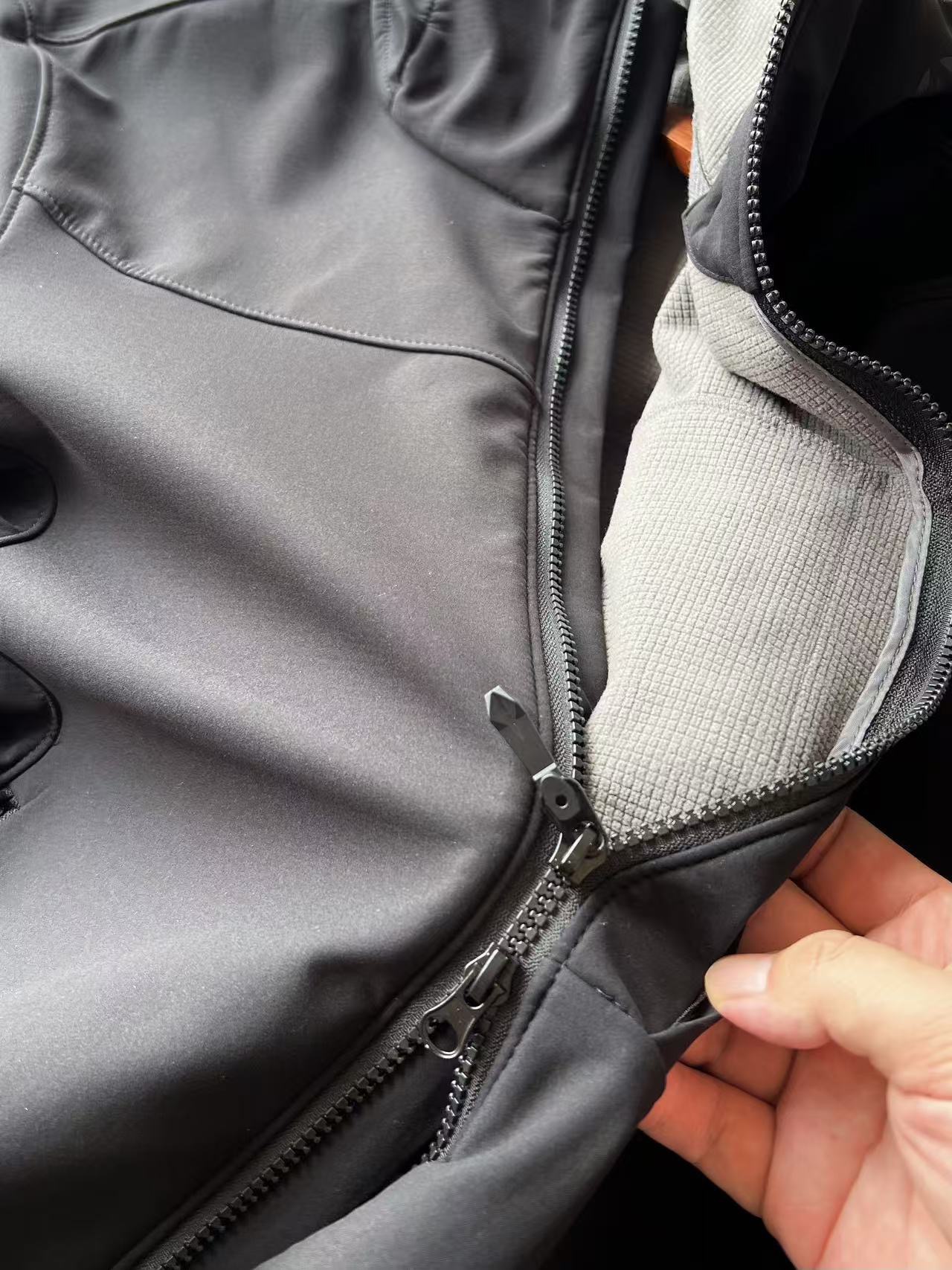 PRADA フィットネスジャケット パーカー 防風機能 メンズ カジュアル ブラック ネイビー レザー調素材 - 画像 6