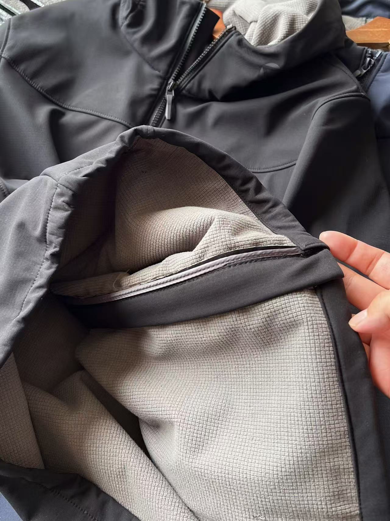 PRADA フィットネスジャケット パーカー 防風機能 メンズ カジュアル ブラック ネイビー レザー調素材 - 画像 7