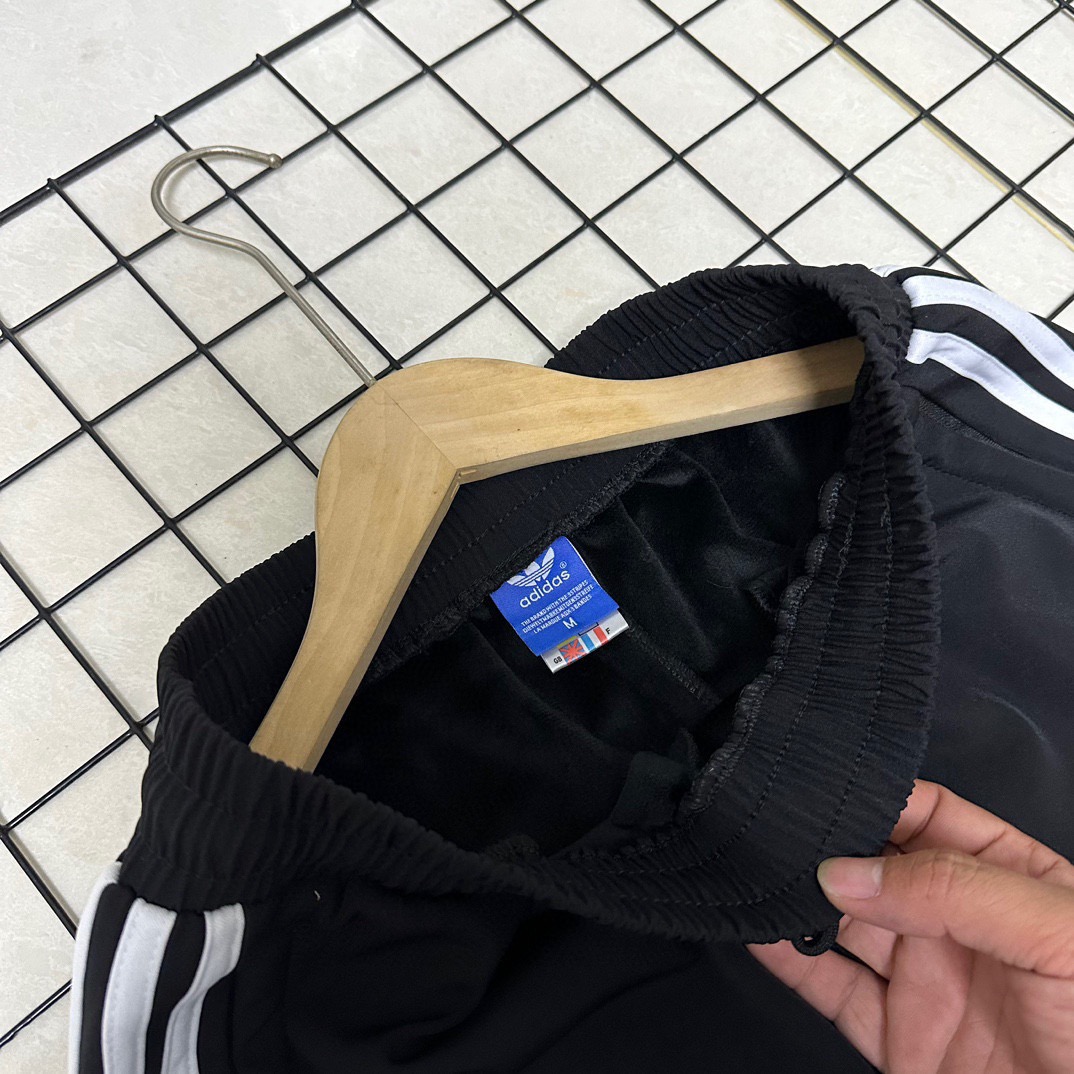 adidas トレーナーパンツ メンズ カジュアル 3本線 ブラック レザー調素材 - 画像 9