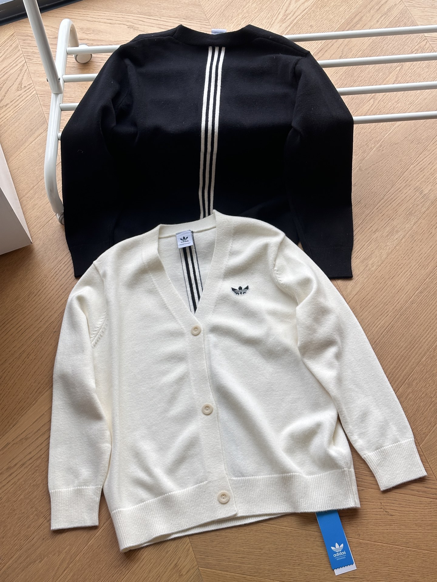 adidas カーディガン レディース 3ストライプス ロゴ刺繍 ミニサイズ ブラック ホワイト キャンバス