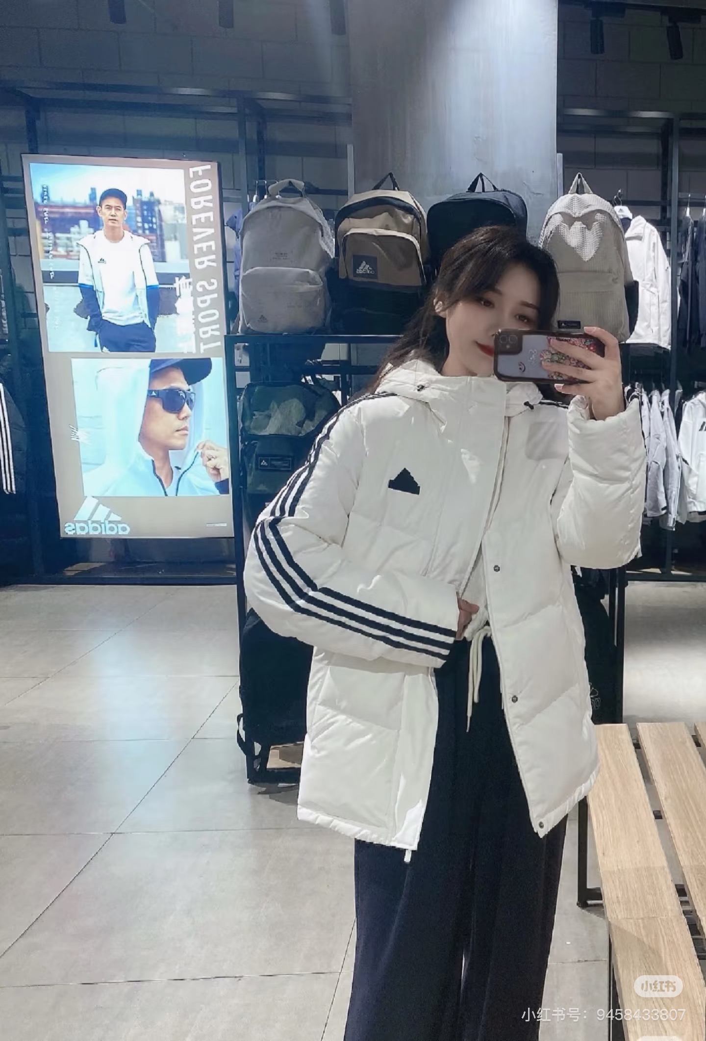 ADIDAS ダウンジャケット 3ストライプス ミニ丈 レディース ロゴ付き ホワイト ブラック グレー マルチカラー