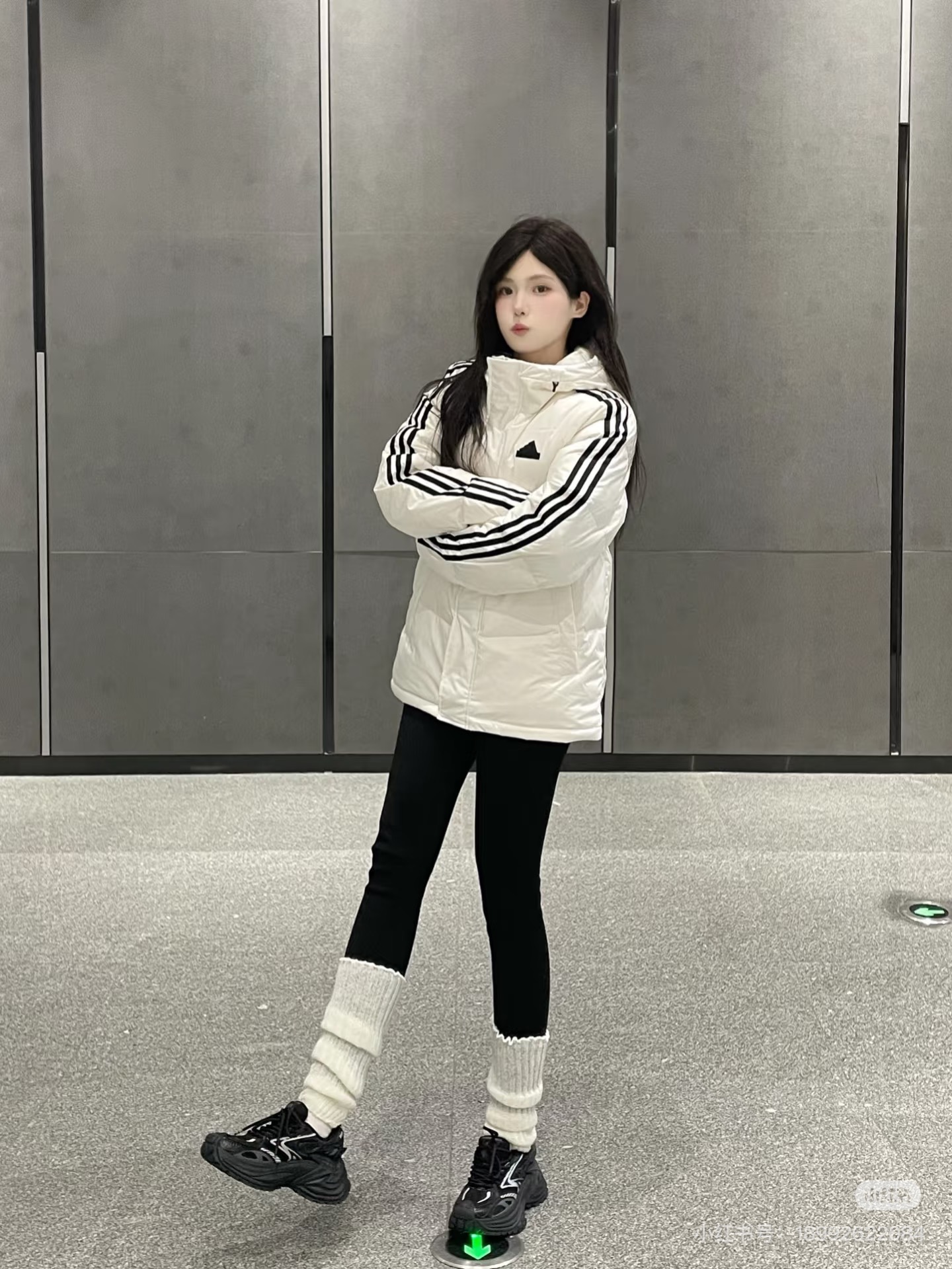 ADIDAS ダウンジャケット 3ストライプス ミニ丈 レディース ロゴ付き ホワイト ブラック グレー マルチカラー - 画像 3