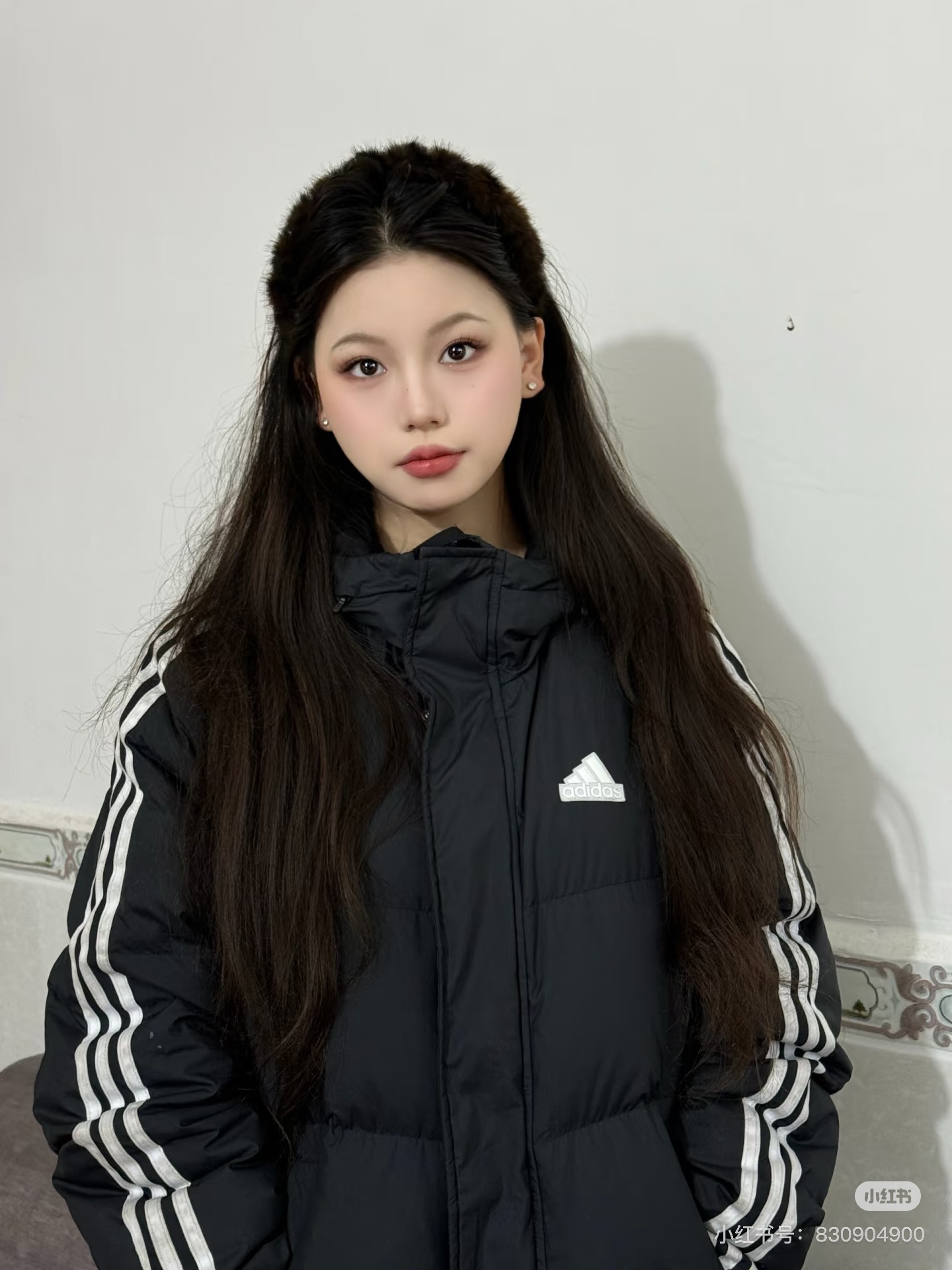 ADIDAS ダウンジャケット 3ストライプス ミニ丈 レディース ロゴ付き ホワイト ブラック グレー マルチカラー - 画像 4