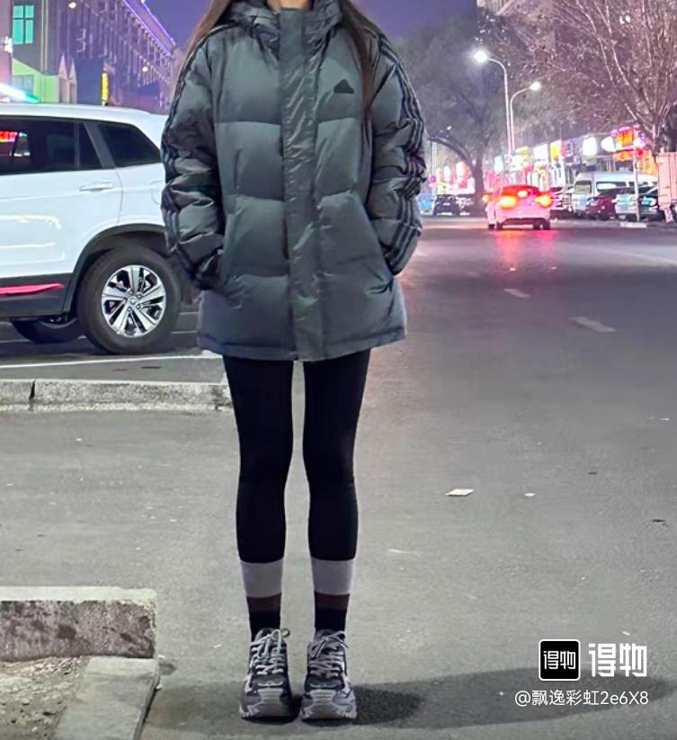 ADIDAS ダウンジャケット 3ストライプス ミニ丈 レディース ロゴ付き ホワイト ブラック グレー マルチカラー - 画像 8