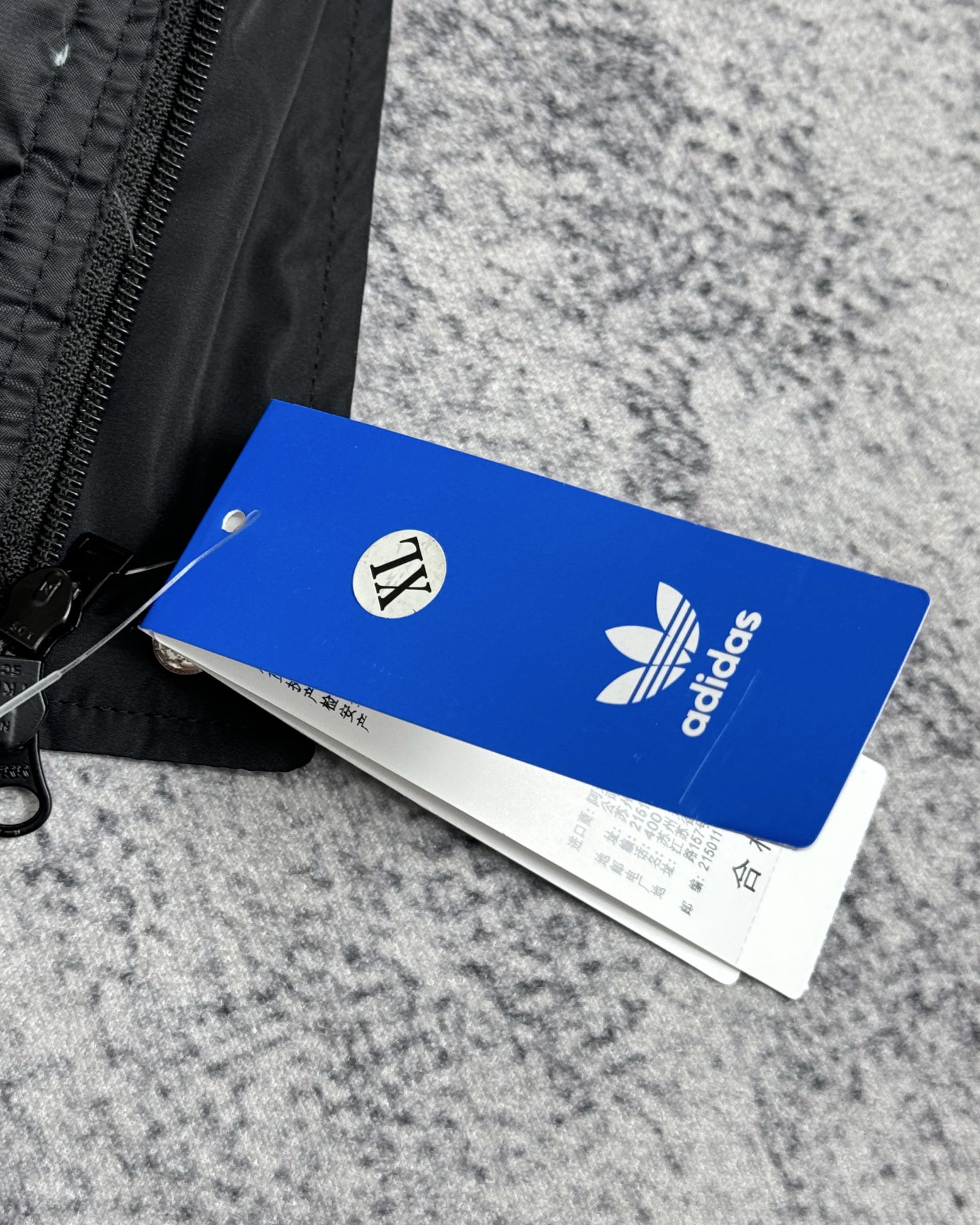 adidas ダウンジャケット パーカー 3本線デザイン 保温性抜群 ホワイト/ブラック/グレー レザー調素材 - 画像 2