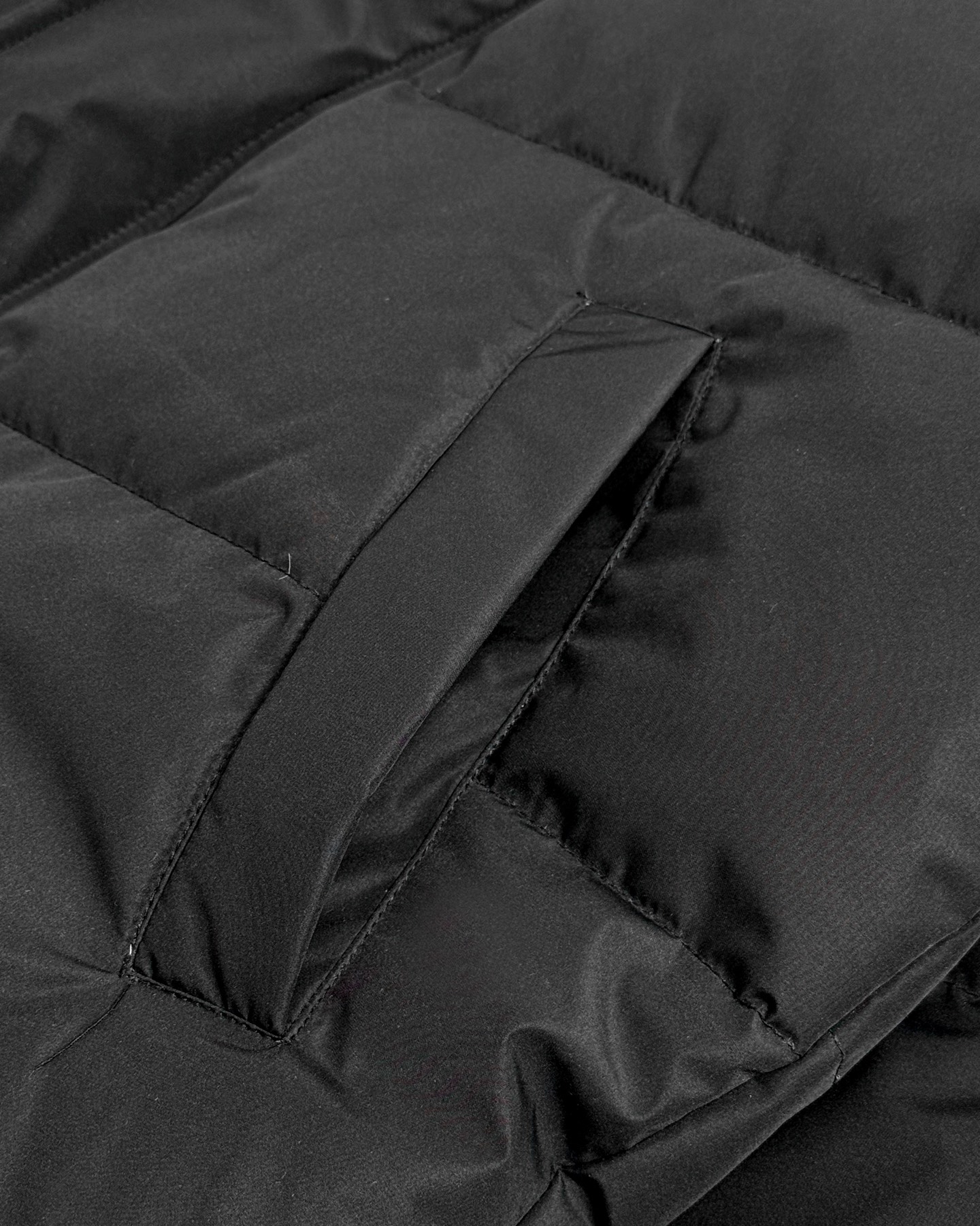 adidas ダウンジャケット パーカー 3本線デザイン 保温性抜群 ホワイト/ブラック/グレー レザー調素材 - 画像 4