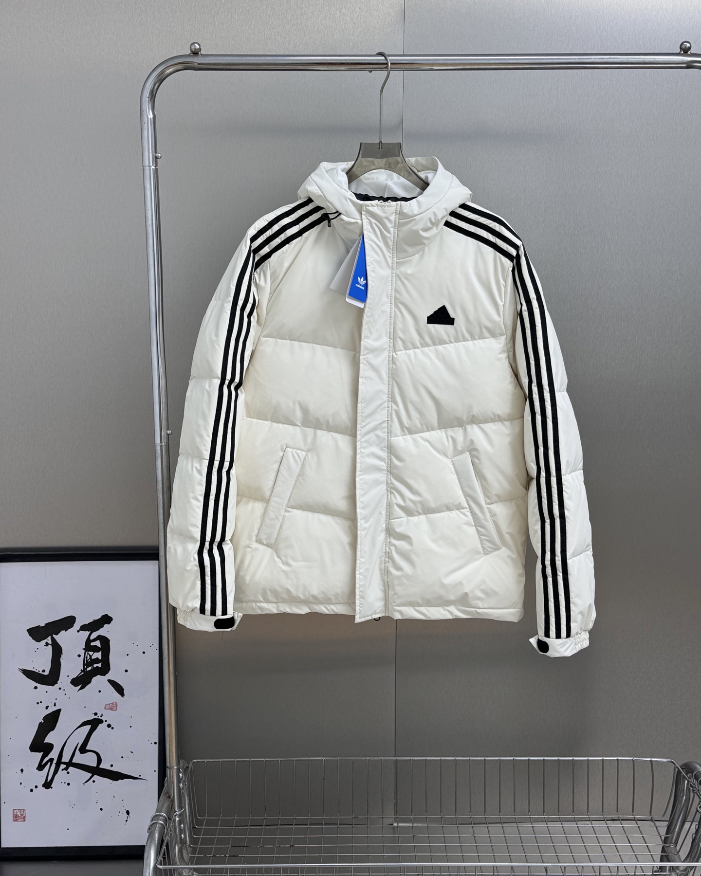 adidas ダウンジャケット パーカー 3本線デザイン 保温性抜群 ホワイト/ブラック/グレー レザー調素材 - 画像 6