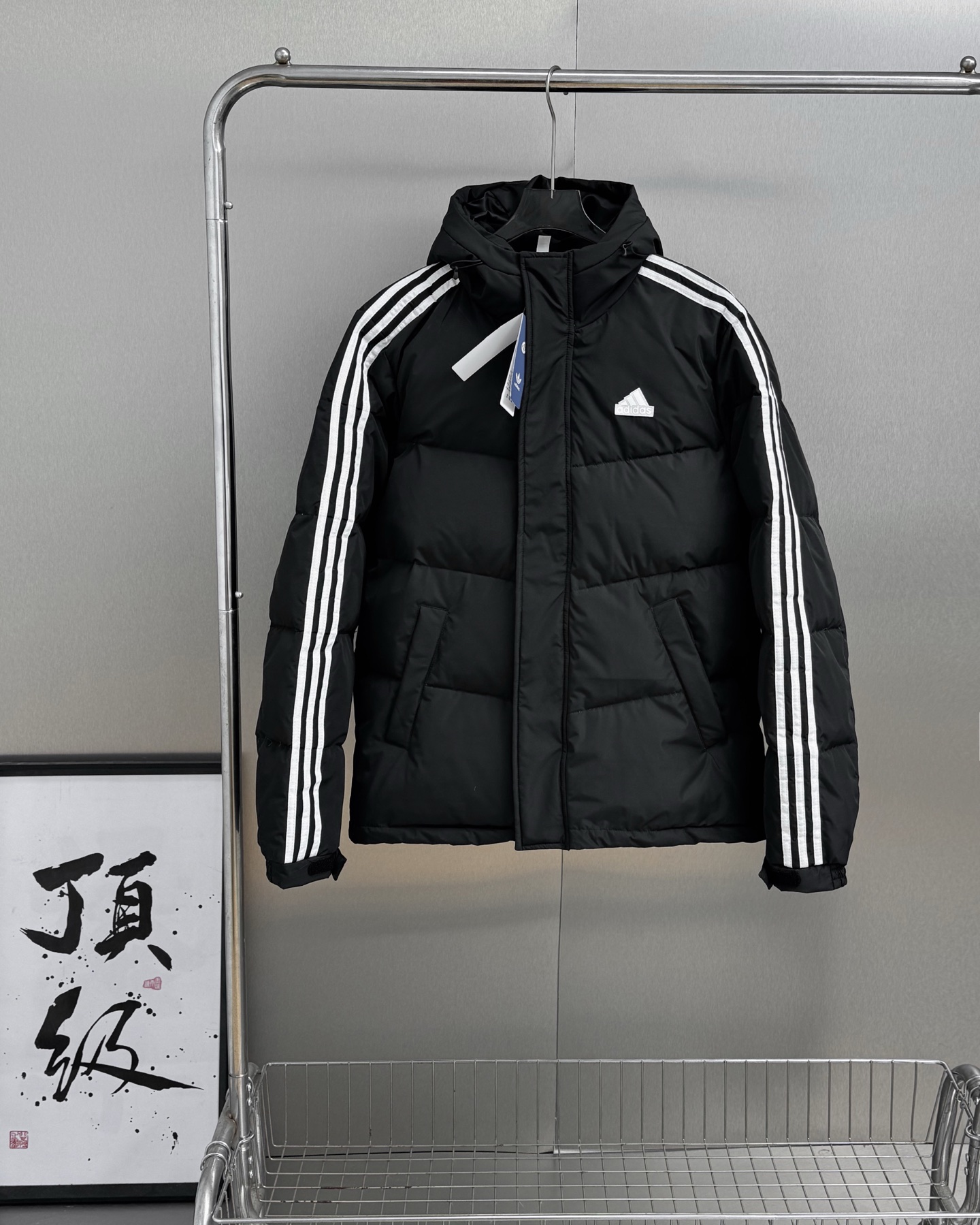 adidas ダウンジャケット パーカー 3本線デザイン 保温性抜群 ホワイト/ブラック/グレー レザー調素材 - 画像 7