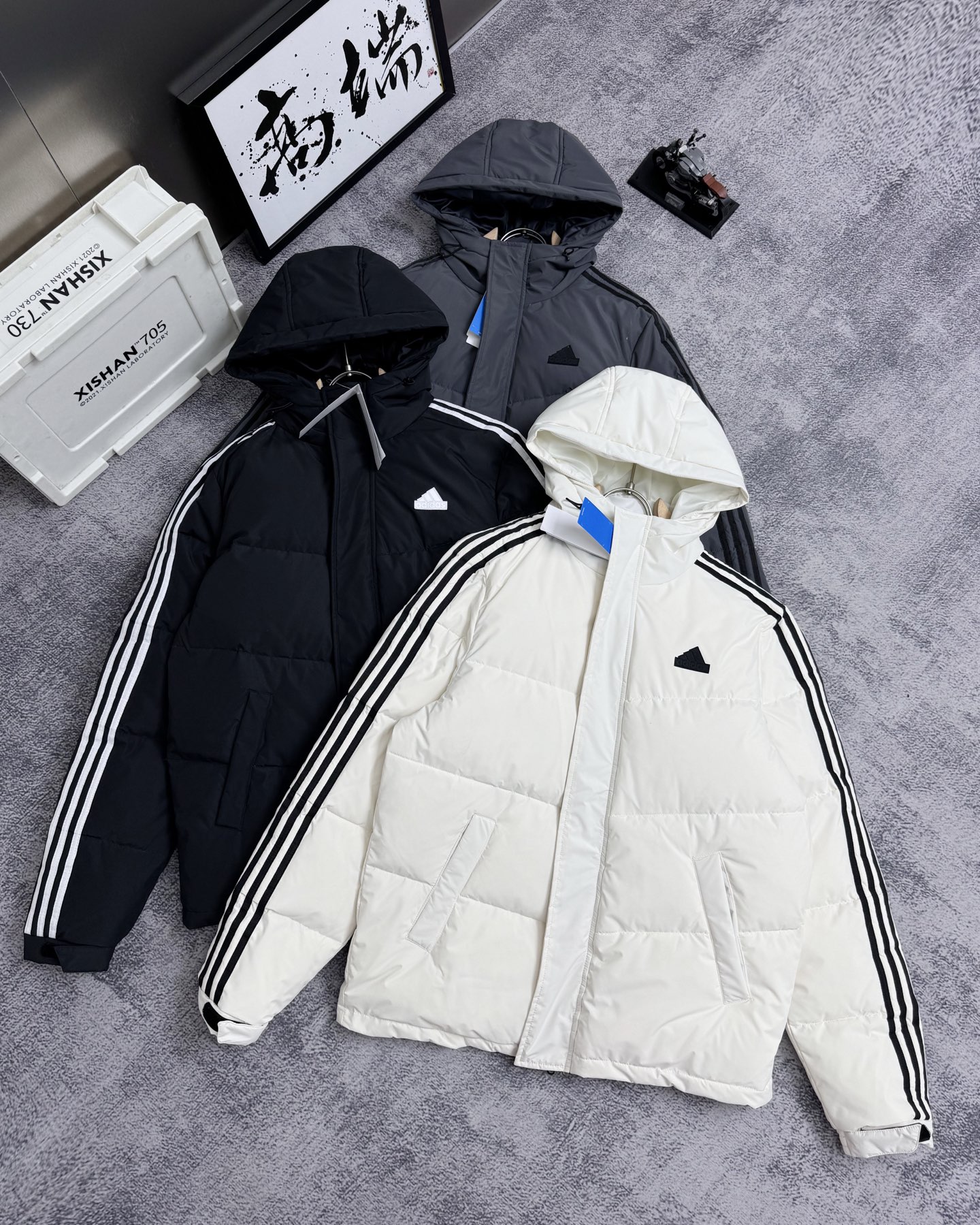 adidas ダウンジャケット ブランドロゴ入り 3本ラインデザイン 通勤カジュアル ブラック ホワイト グレー展開
