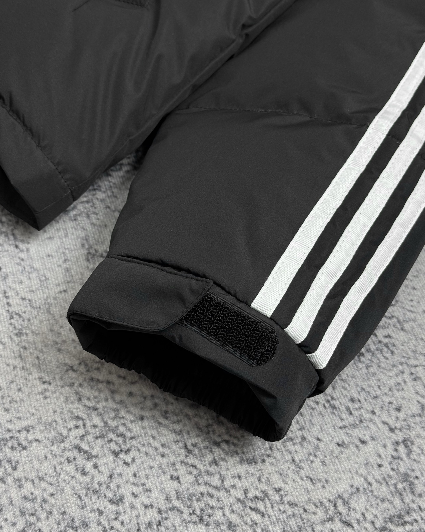 adidas ダウンジャケット ブランドロゴ入り 3本ラインデザイン 通勤カジュアル ブラック ホワイト グレー展開 - 画像 5