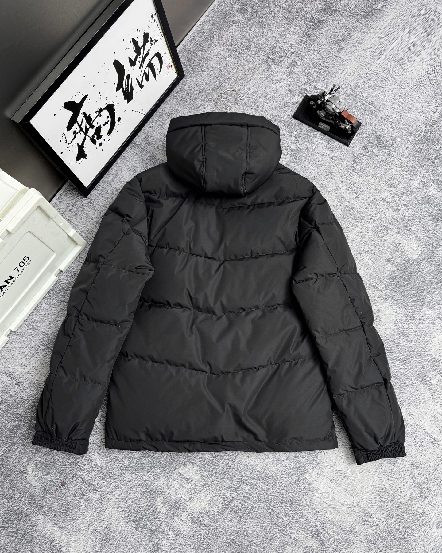 adidas ダウンジャケット ブランドロゴ入り 3本ラインデザイン 通勤カジュアル ブラック ホワイト グレー展開 - 画像 6