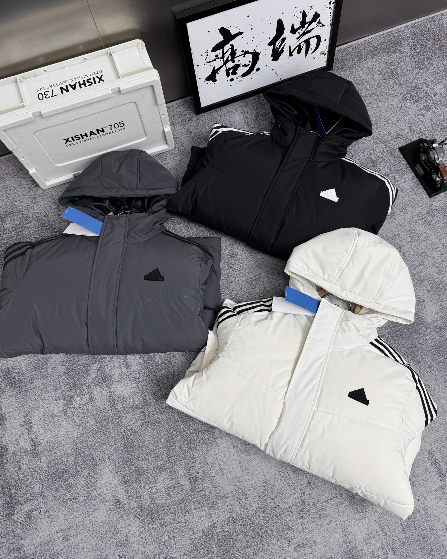 adidas ダウンジャケット ブランドロゴ入り 3本ラインデザイン 通勤カジュアル ブラック ホワイト グレー展開 - 画像 8