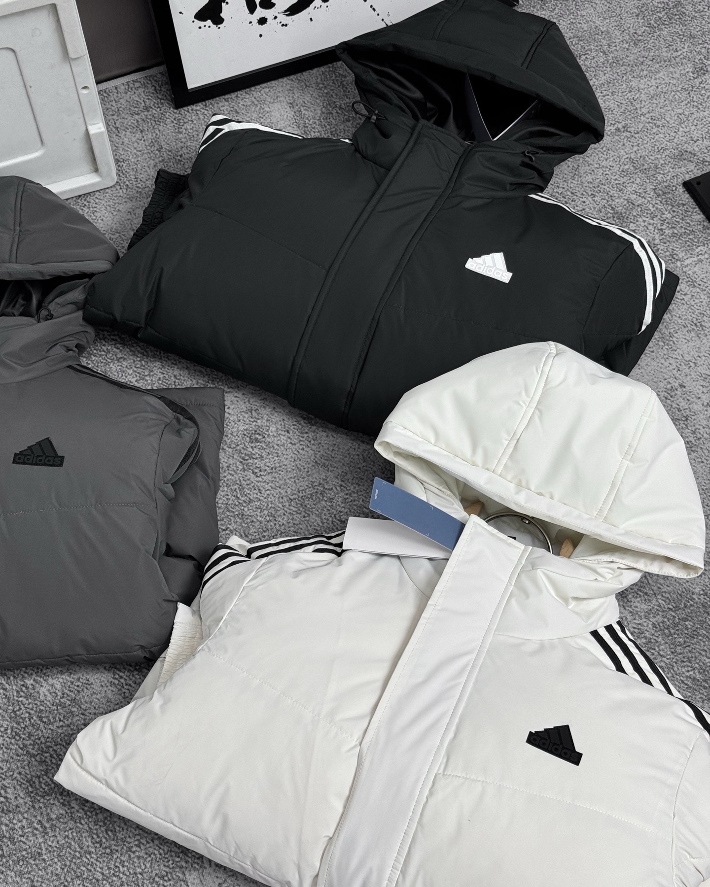 adidas ダウンジャケット ブランドロゴ入り 3本ラインデザイン 通勤カジュアル ブラック ホワイト グレー展開 - 画像 9