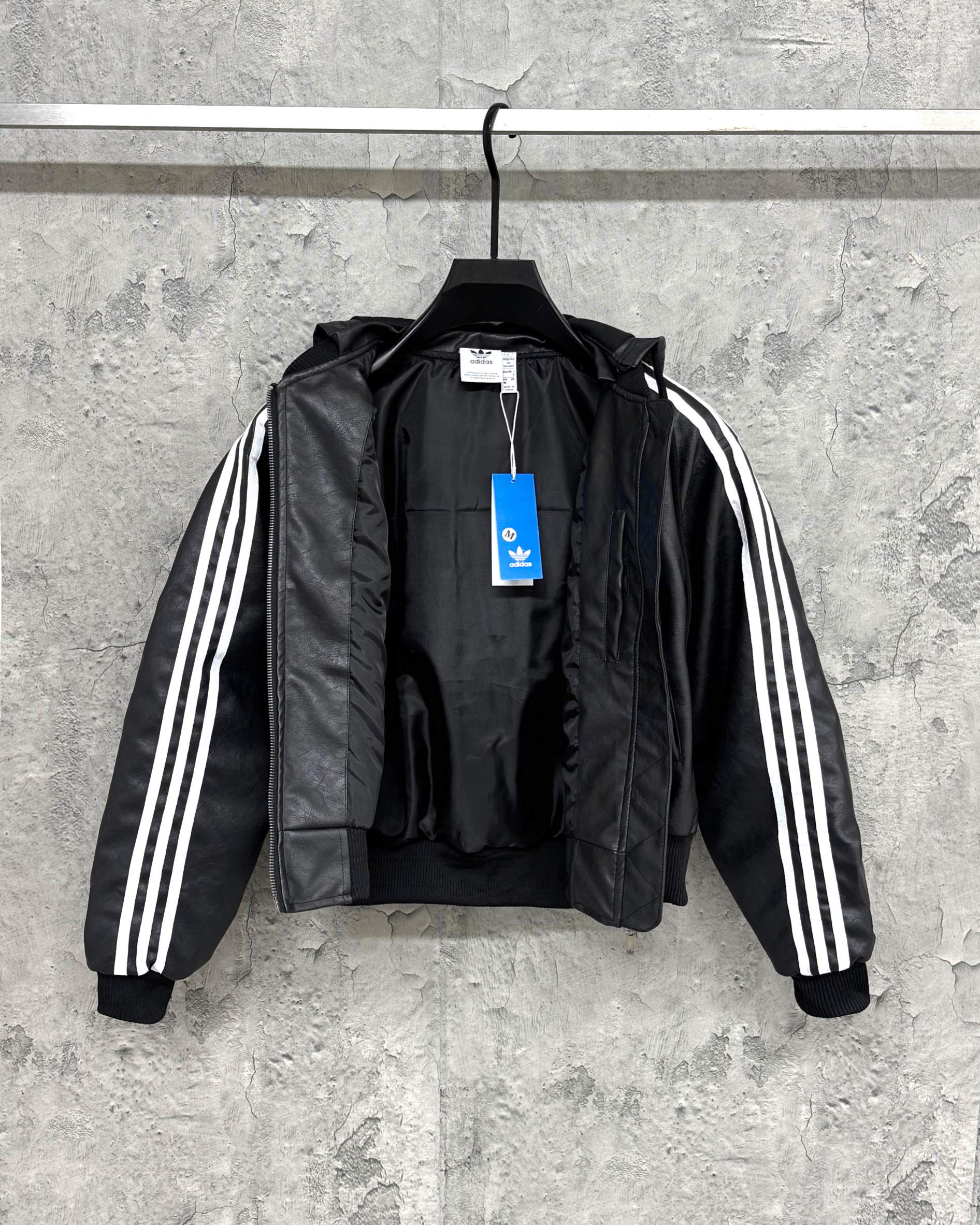 adidas バンブーパーカー フード付き 3本線デザイン 上質レザー風素材 ブラック - 画像 2