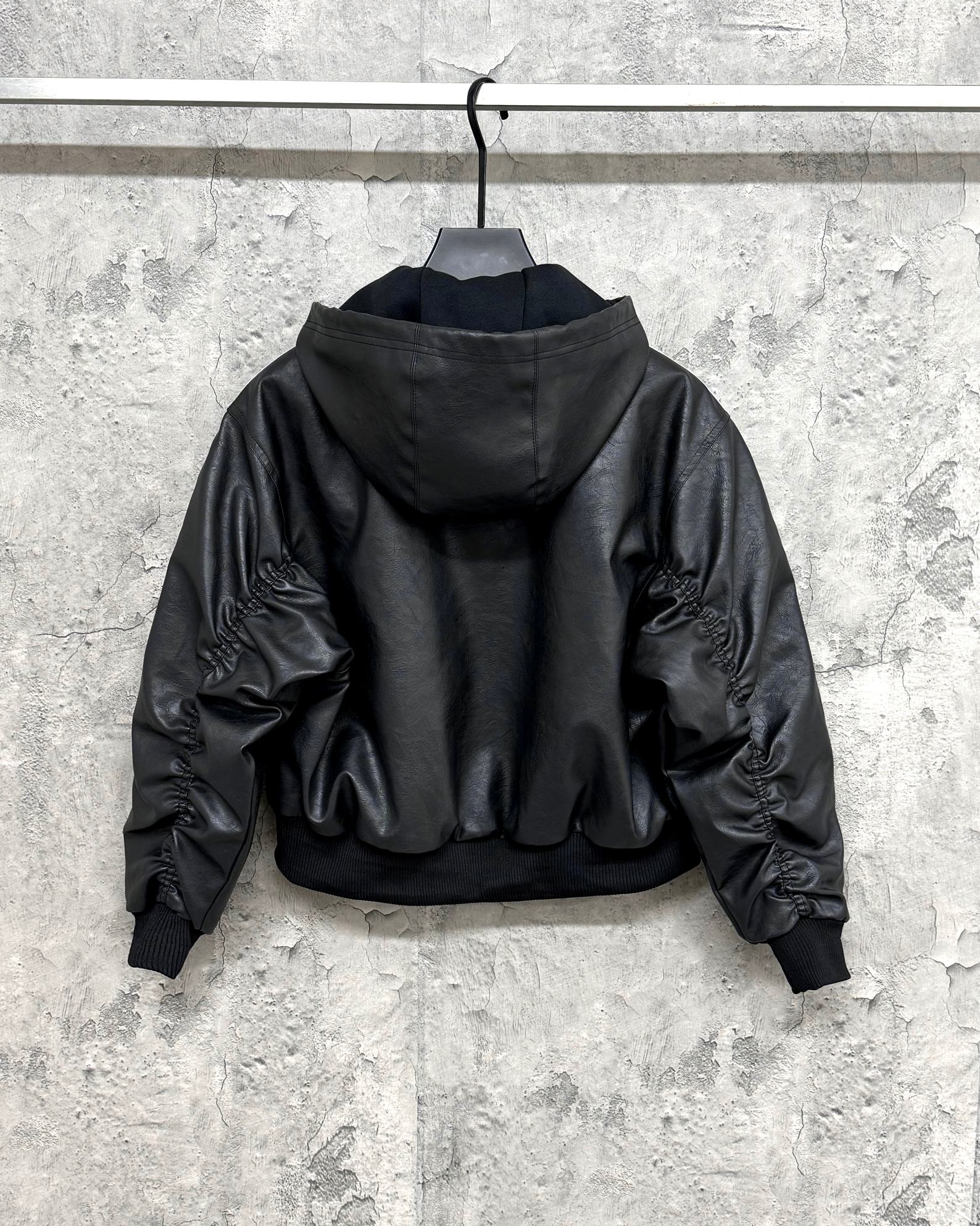 adidas バンブーパーカー フード付き 3本線デザイン 上質レザー風素材 ブラック - 画像 3