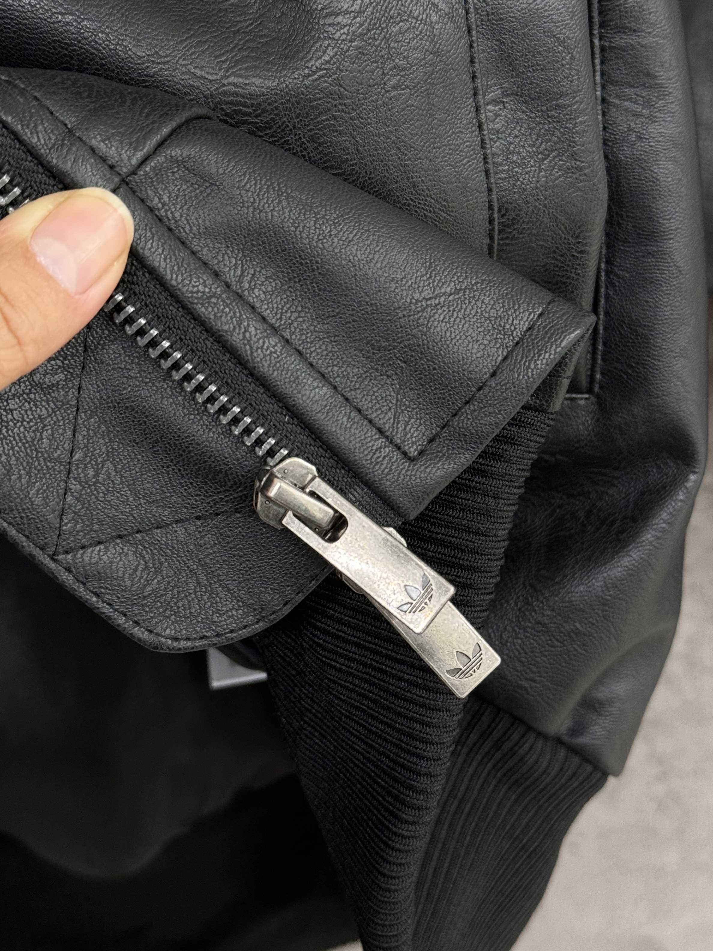 adidas バンブーパーカー フード付き 3本線デザイン 上質レザー風素材 ブラック - 画像 8