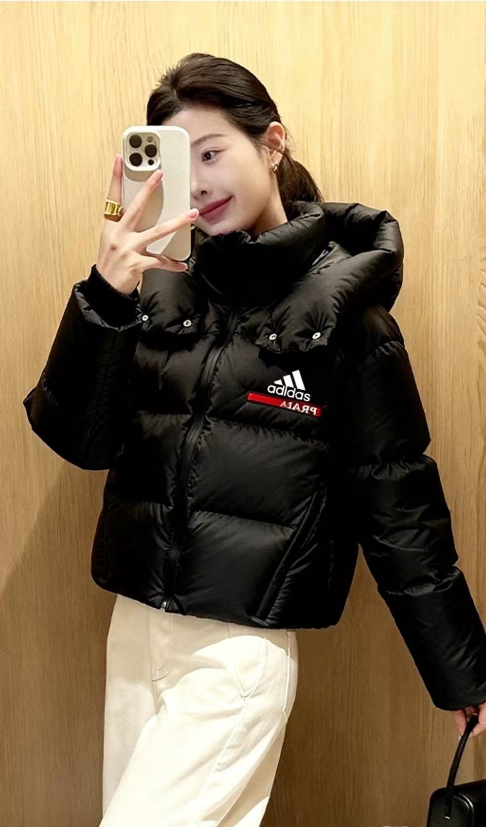 adidas ダウンジャケット ミニ丈 ファッション ロゴ入り ブラック