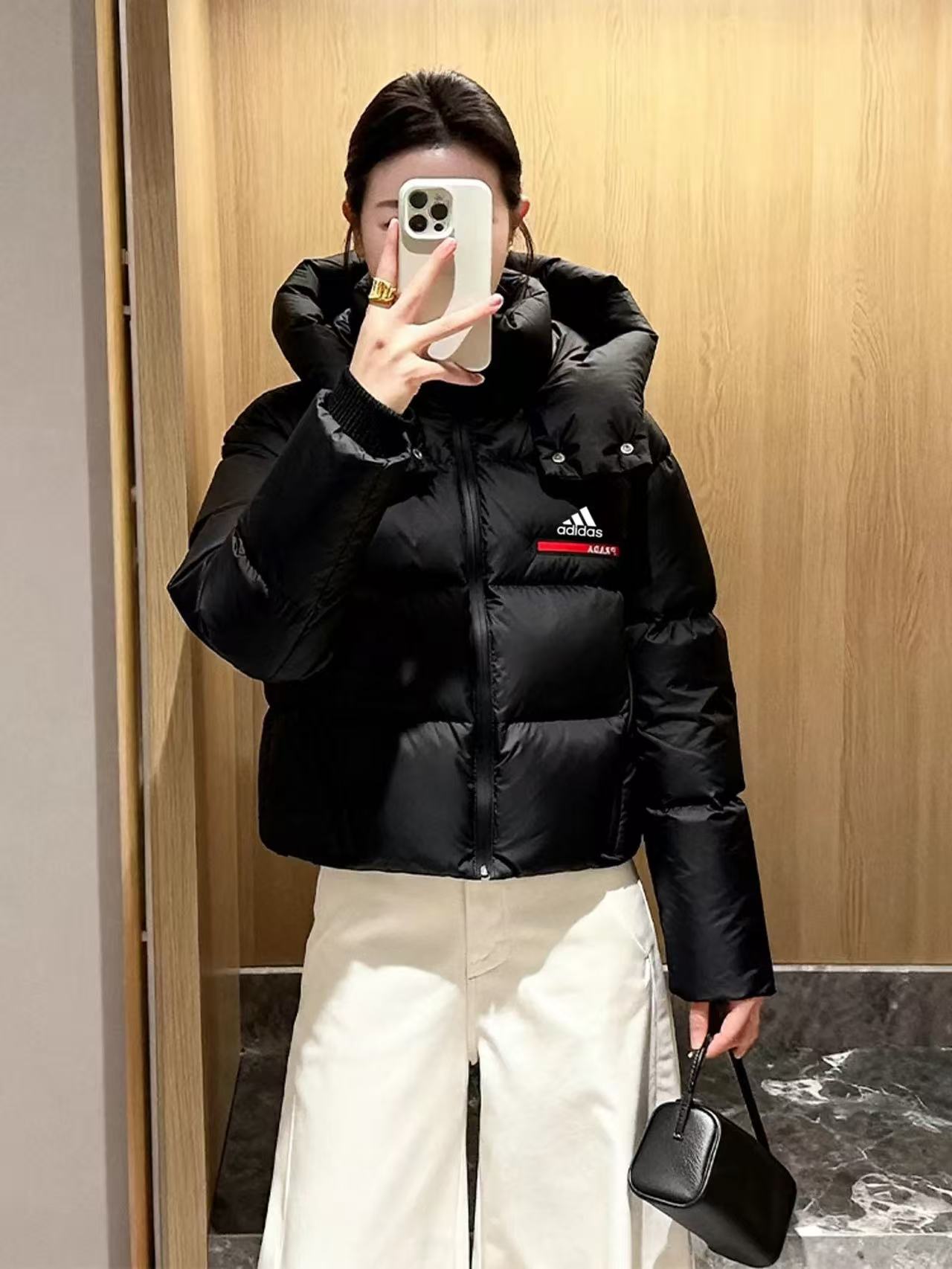 adidas ダウンジャケット ミニ丈 ファッション ロゴ入り ブラック - 画像 2