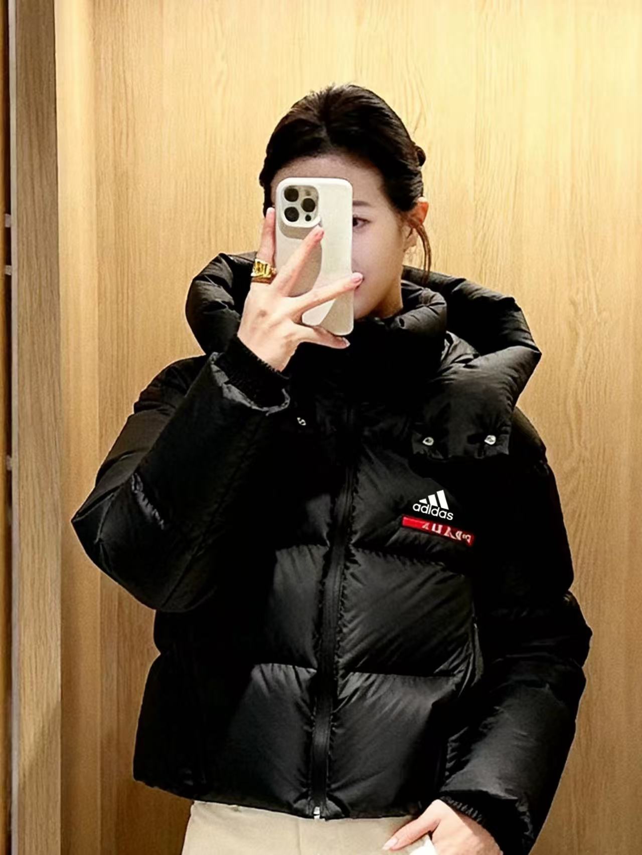 adidas ダウンジャケット ミニ丈 ファッション ロゴ入り ブラック - 画像 5