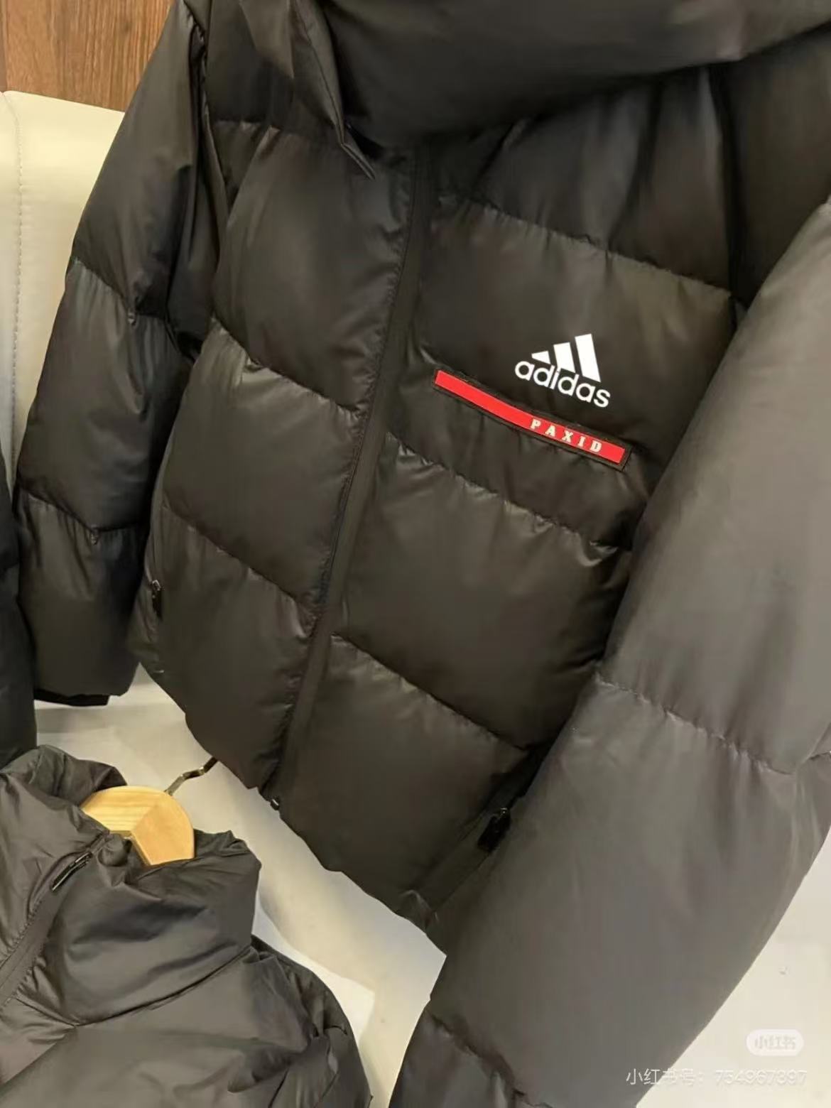 adidas ダウンジャケット ミニ丈 ファッション ロゴ入り ブラック - 画像 9