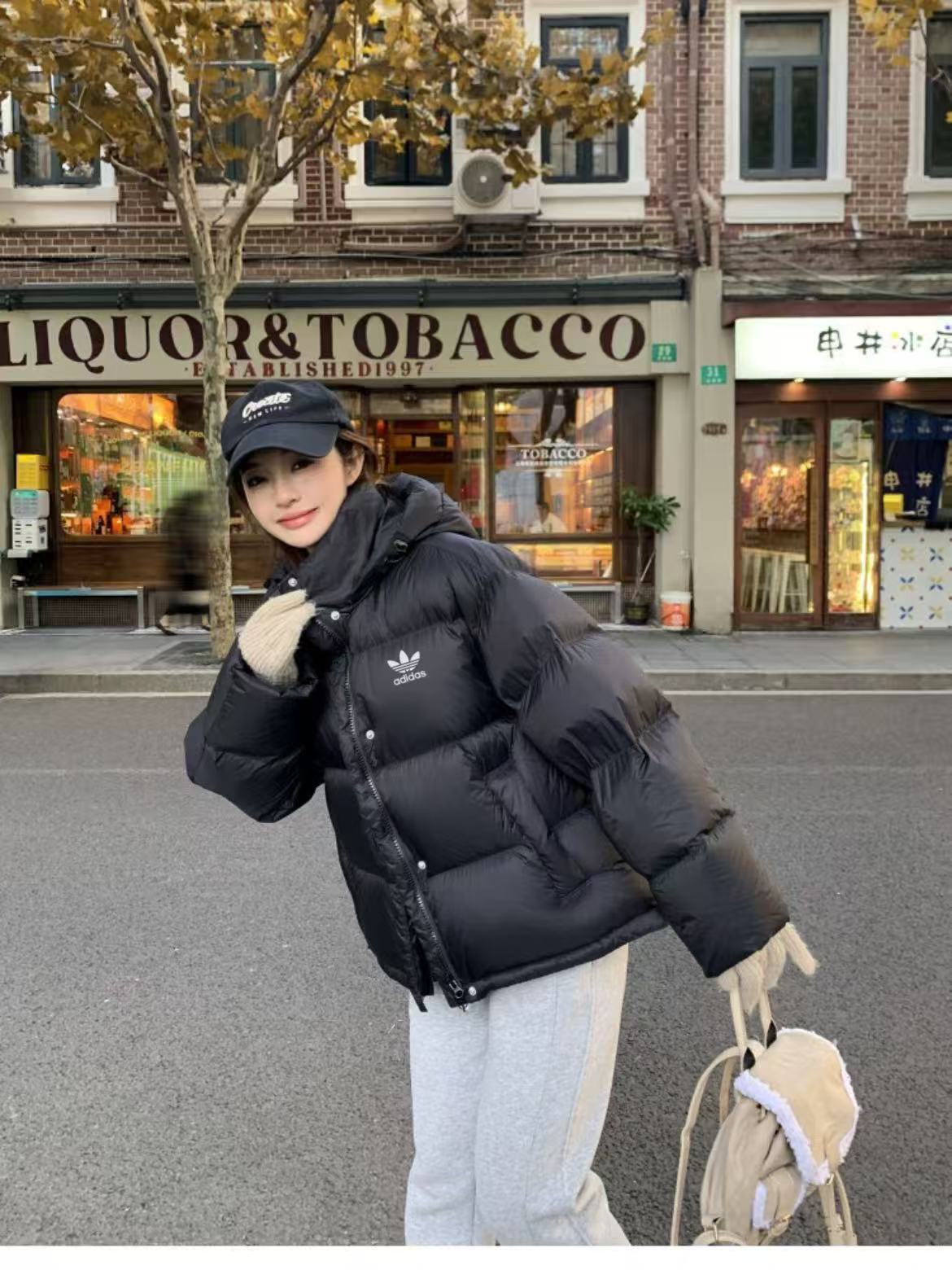 ADIDAS ダウンジャケット パuffer ミニ丈 通勤カジュアル ブラック
