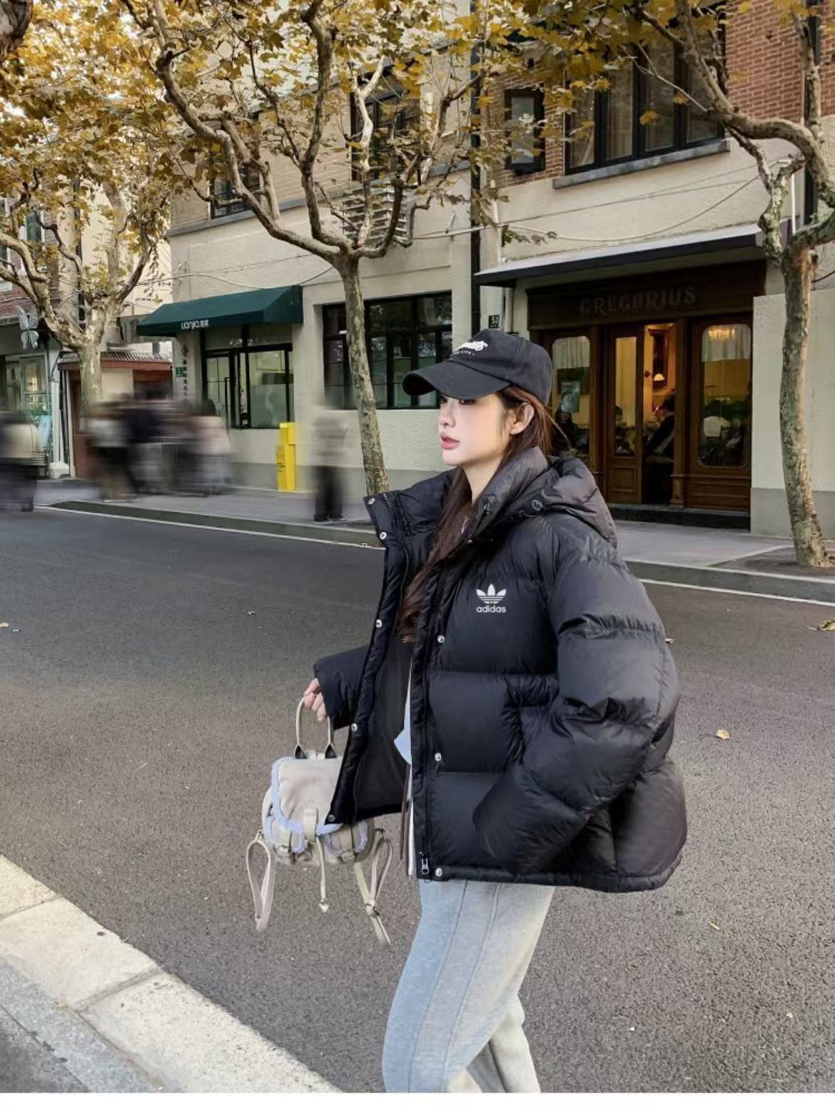 ADIDAS ダウンジャケット パuffer ミニ丈 通勤カジュアル ブラック - 画像 4