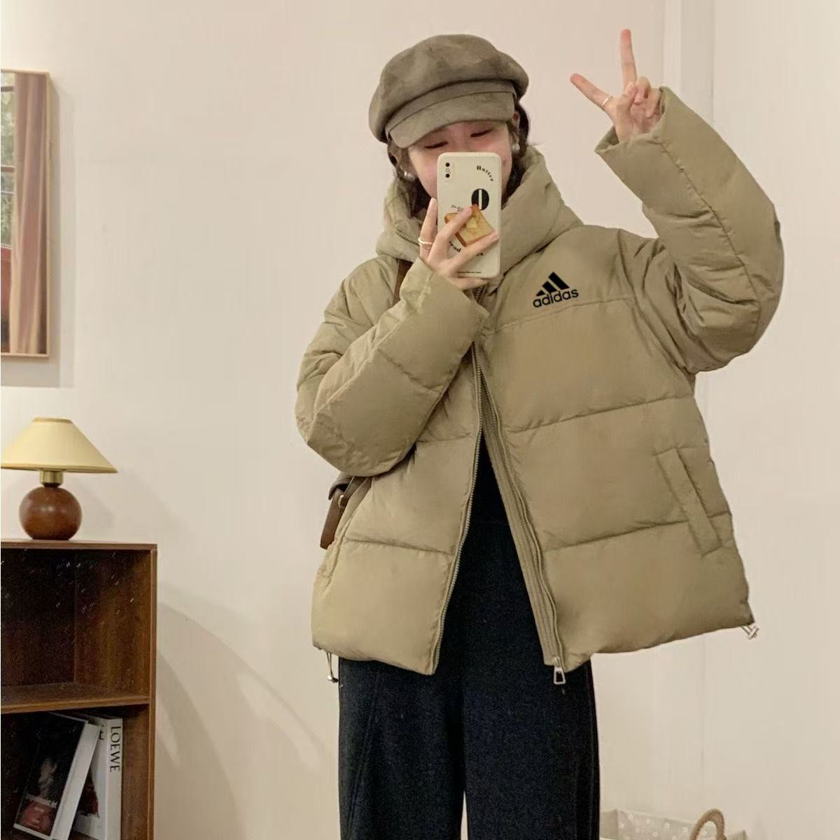 adidas ダウンジャケット ミニ丈 フード付き 軽量 通勤カジュアル ベージュ