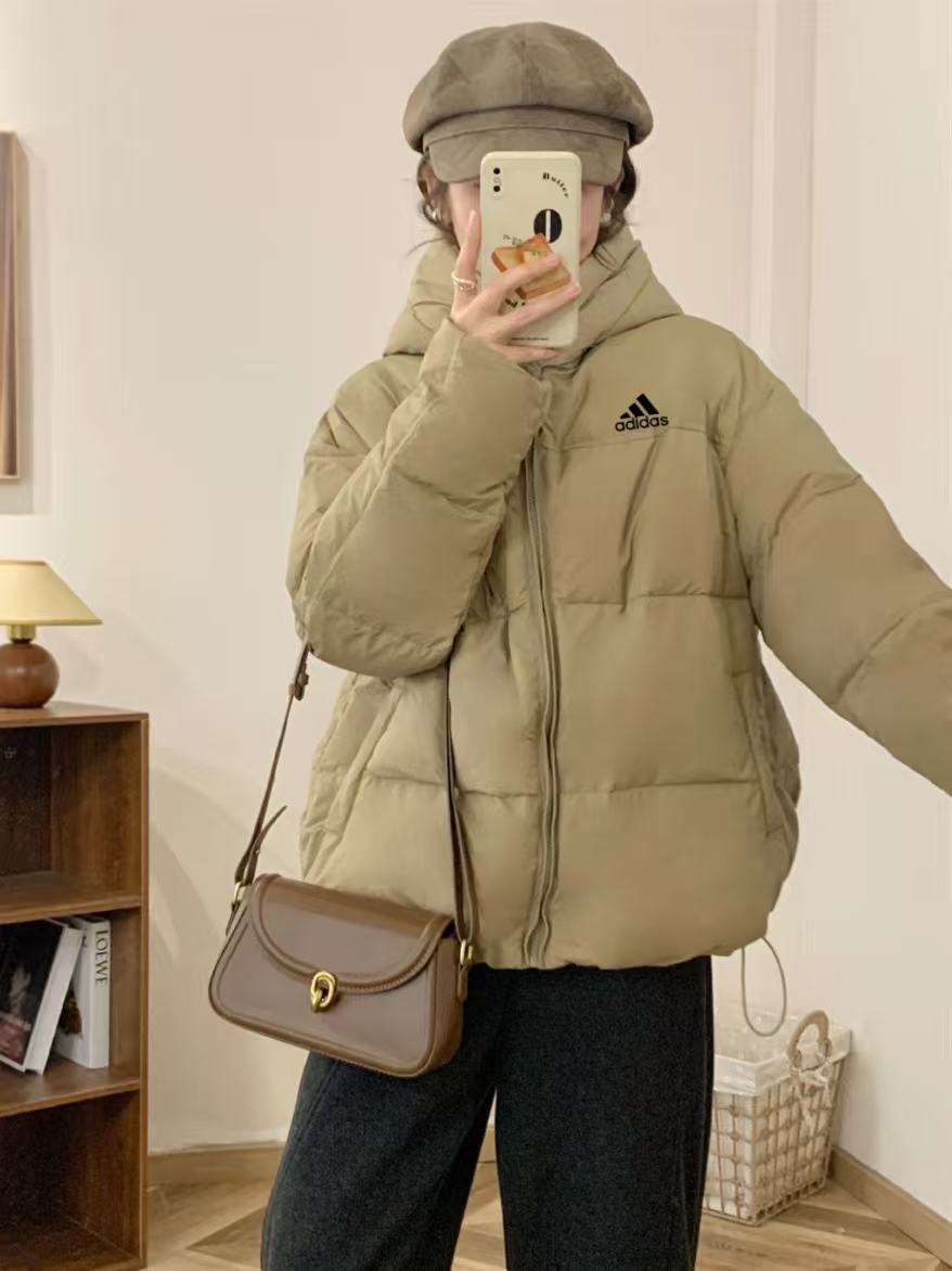 adidas ダウンジャケット ミニ丈 フード付き 軽量 通勤カジュアル ベージュ - 画像 2