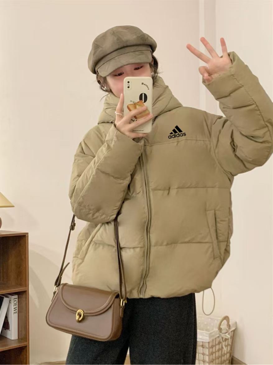 adidas ダウンジャケット ミニ丈 フード付き 軽量 通勤カジュアル ベージュ - 画像 3