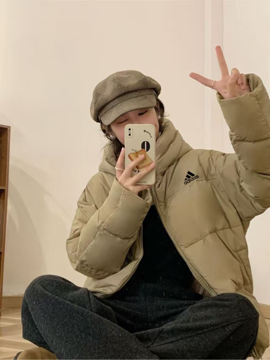 adidas ダウンジャケット ミニ丈 フード付き 軽量 通勤カジュアル ベージュ - 画像 4