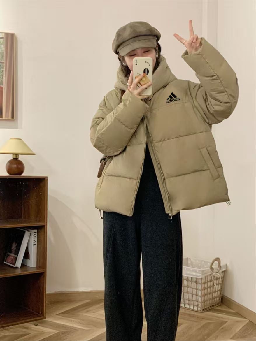 adidas ダウンジャケット ミニ丈 フード付き 軽量 通勤カジュアル ベージュ - 画像 6