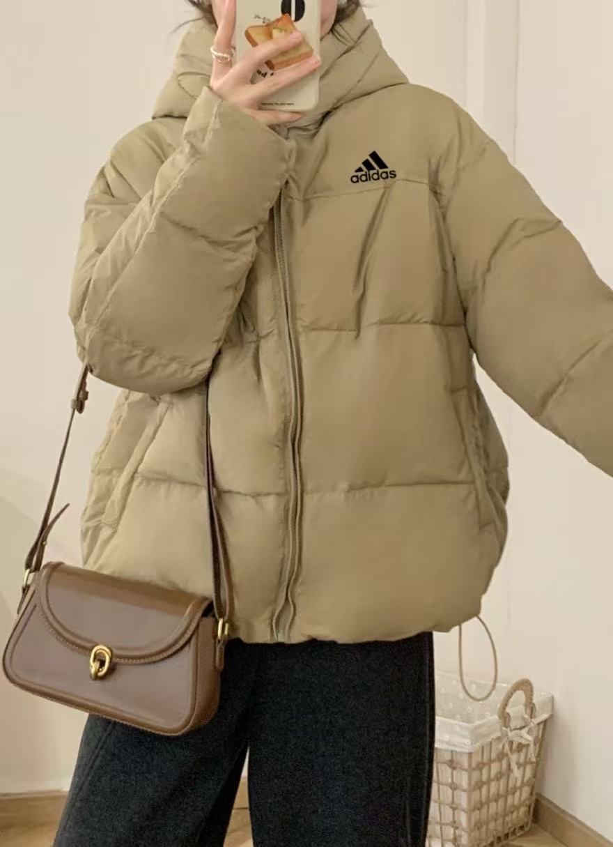 adidas ダウンジャケット ミニ丈 フード付き 軽量 通勤カジュアル ベージュ - 画像 8