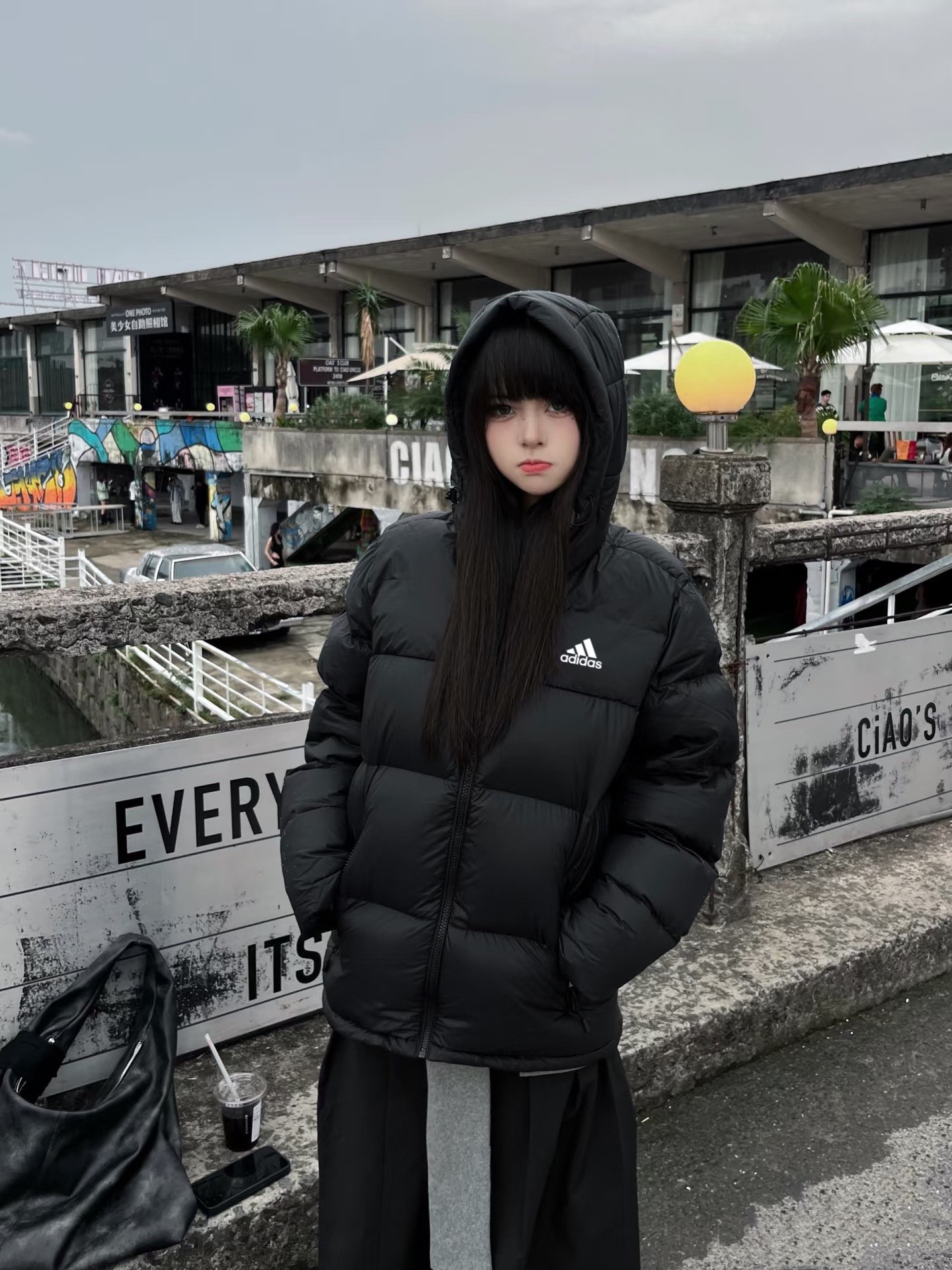 adidas ダウンジャケット ミニ丈 フード付き 軽量 通勤カジュアル ブラック - 画像 3