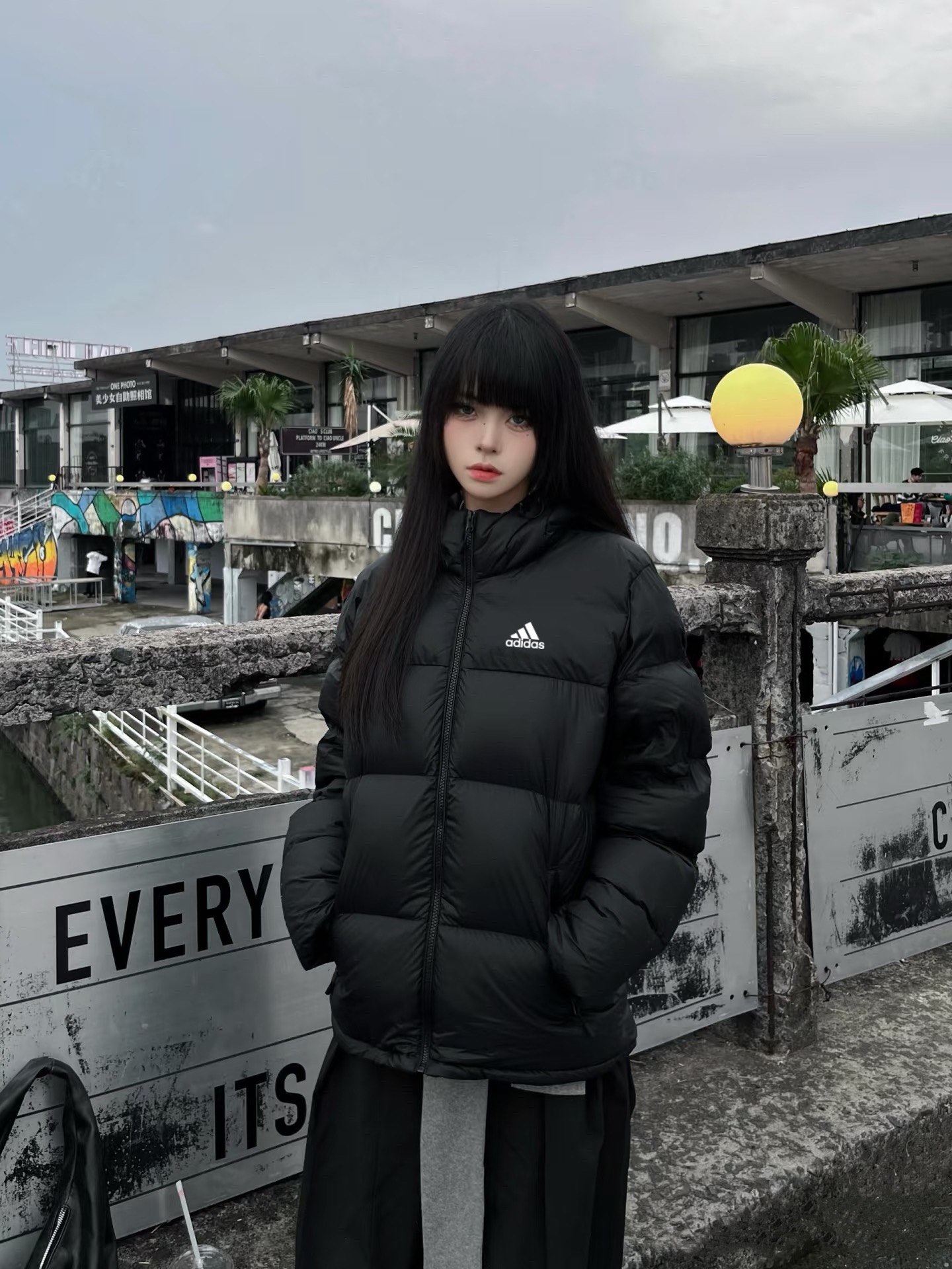 adidas ダウンジャケット ミニ丈 フード付き 軽量 通勤カジュアル ブラック - 画像 4