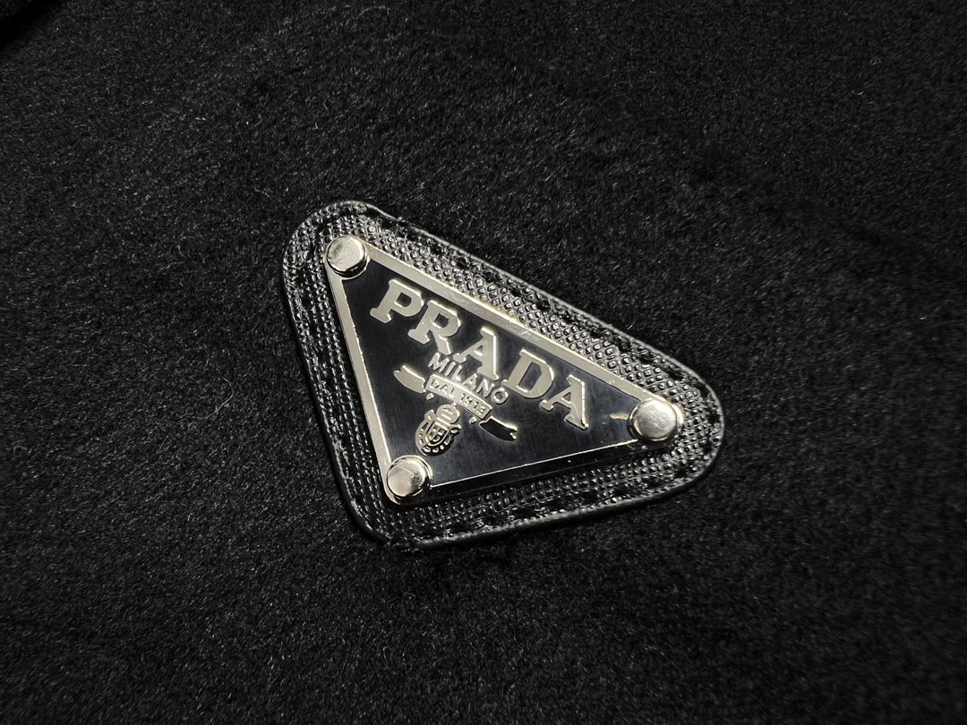 PRADA ブラウス オーバーサイズ ファッションアイテム ミニサイズ ブラックレザー - 画像 3