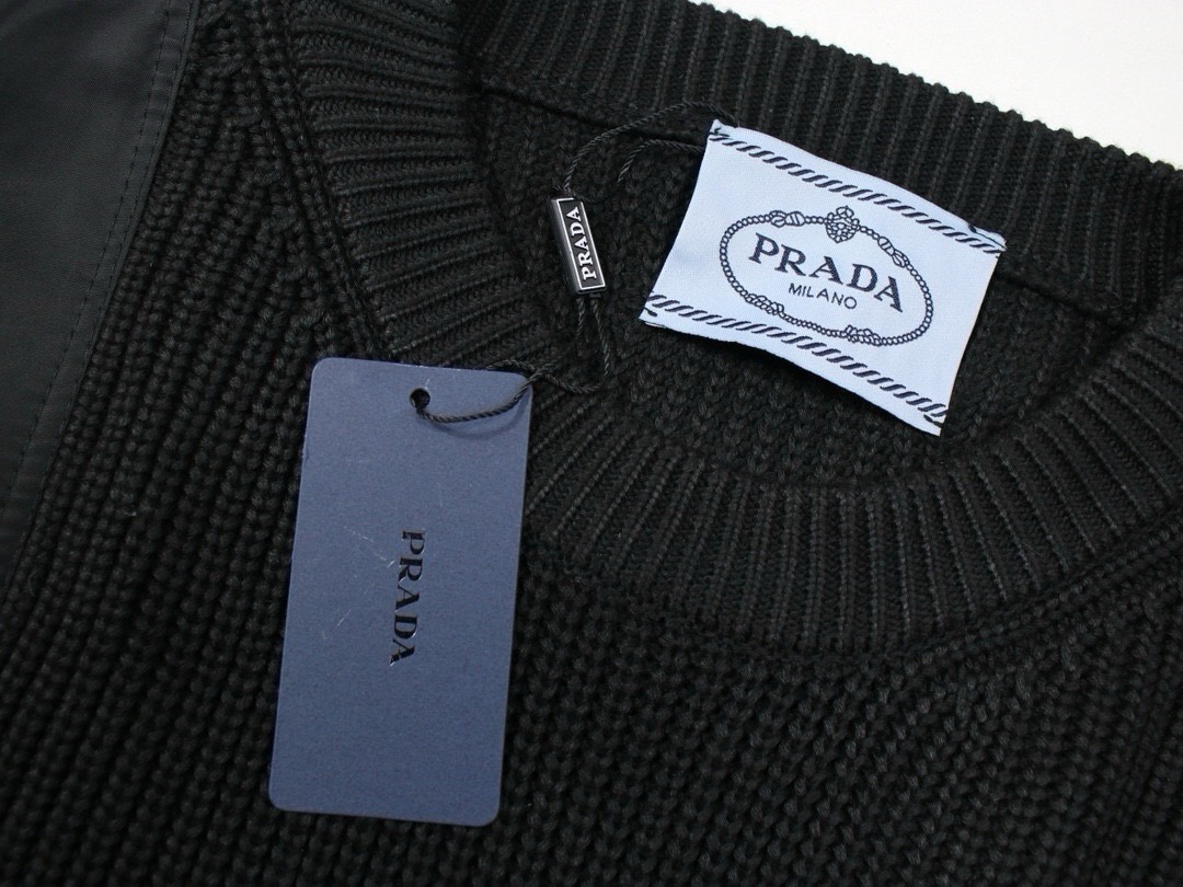 PRADA セーター ブランドロゴパッチ付き フレア袖 ミニポケット付き ブラック レザー調素材混 - 画像 3
