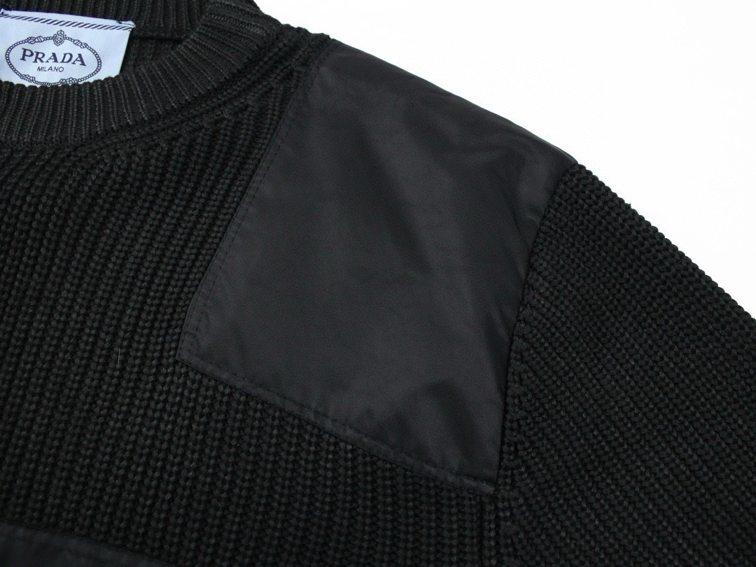 PRADA セーター ブランドロゴパッチ付き フレア袖 ミニポケット付き ブラック レザー調素材混 - 画像 6