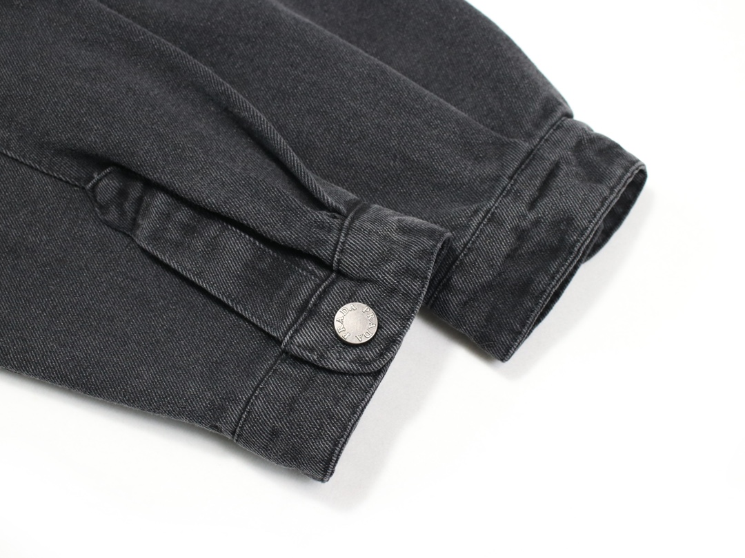 PRADA デニムシャツ ブラック ロゴパッチ付き ミニサイズ オーバーサイズ ファッション 通勤 カジュアル デニム素材 - 画像 6