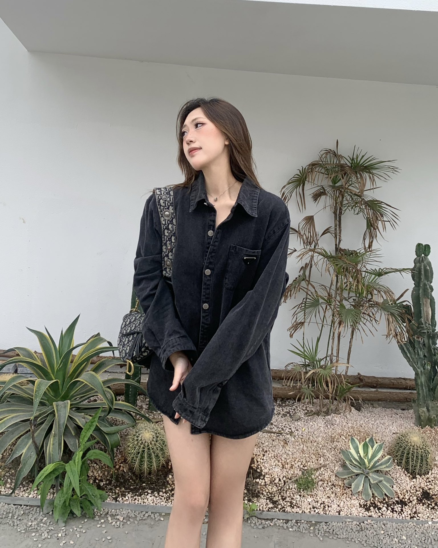 PRADA デニムシャツ ブラック ロゴパッチ付き ミニサイズ オーバーサイズ ファッション 通勤 カジュアル デニム素材 - 画像 8