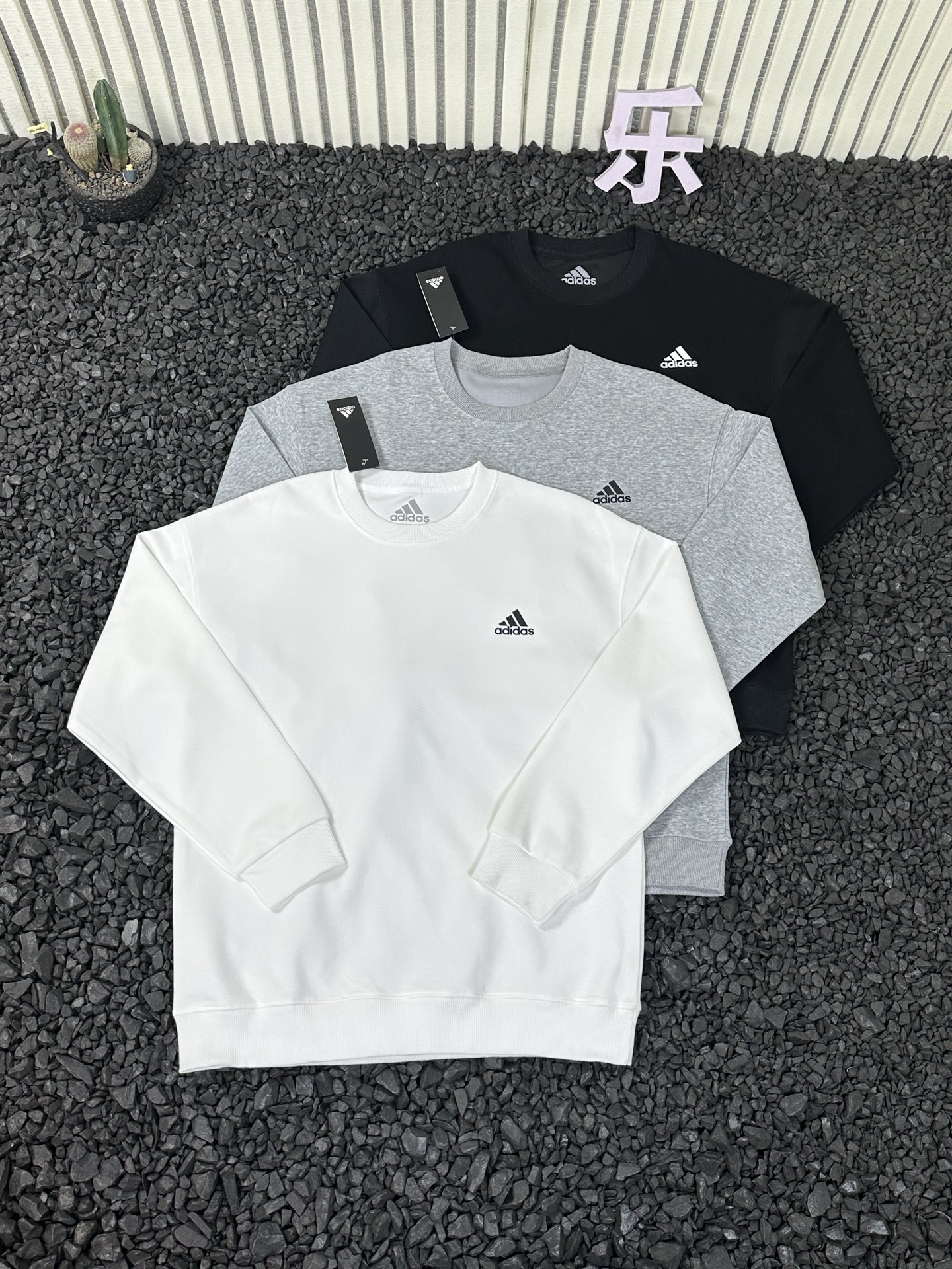 adidas セーター ロゴ入り 通勤カジュアル ミニロゴデザイン ホワイトブラックグレー全3色