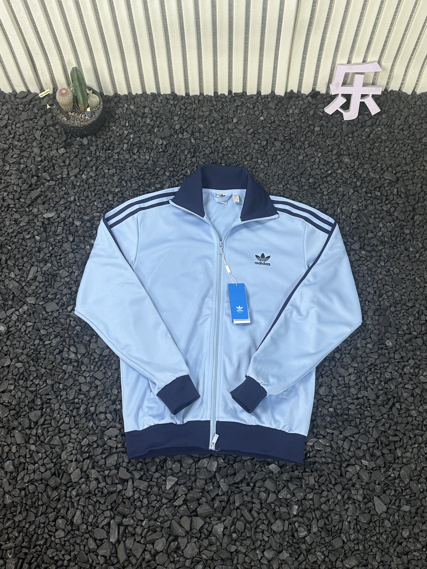 adidas トラックジャケット オリジナルス ミニロゴ チェーン付き ライトブルー/ネイビー ナイロン