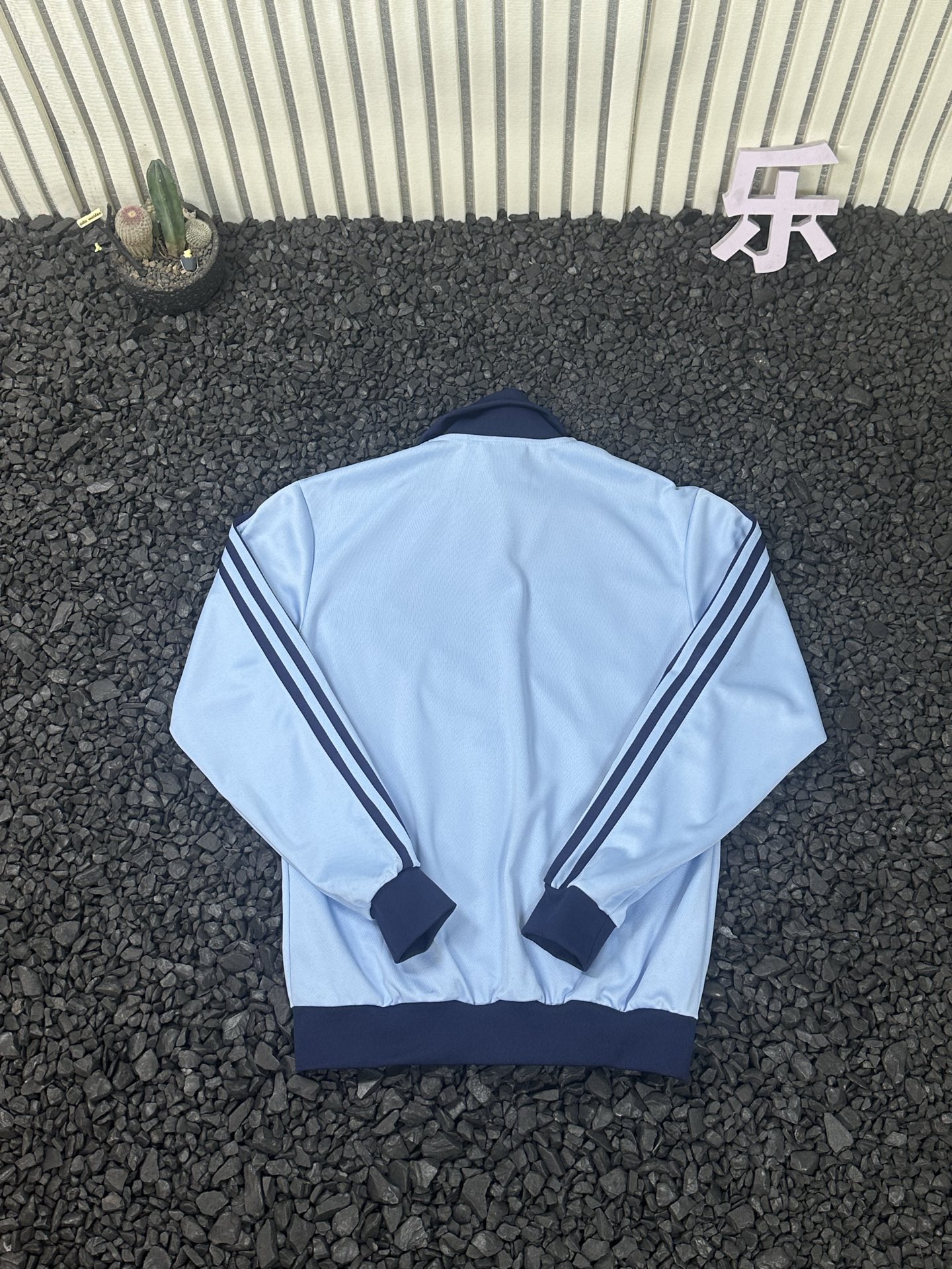 adidas トラックジャケット オリジナルス ミニロゴ チェーン付き ライトブルー/ネイビー ナイロン - 画像 2