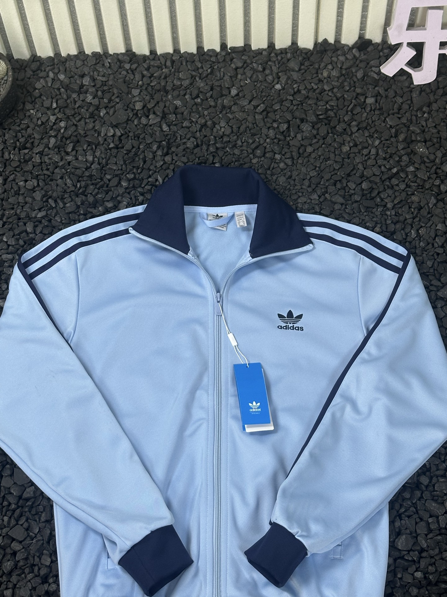 adidas トラックジャケット オリジナルス ミニロゴ チェーン付き ライトブルー/ネイビー ナイロン - 画像 3