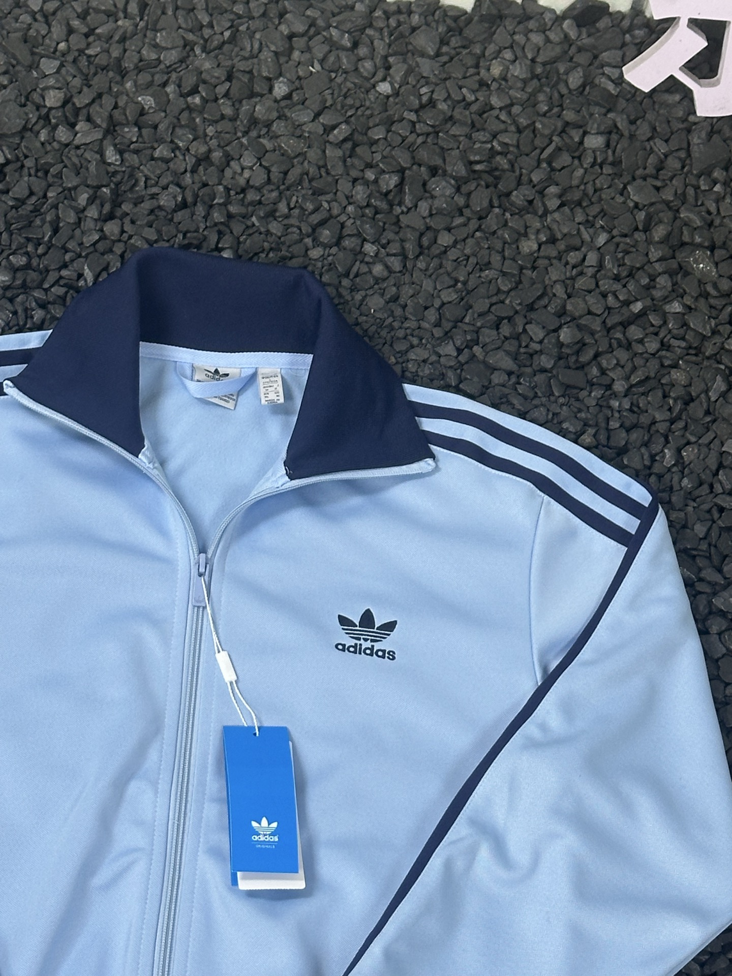 adidas トラックジャケット オリジナルス ミニロゴ チェーン付き ライトブルー/ネイビー ナイロン - 画像 4