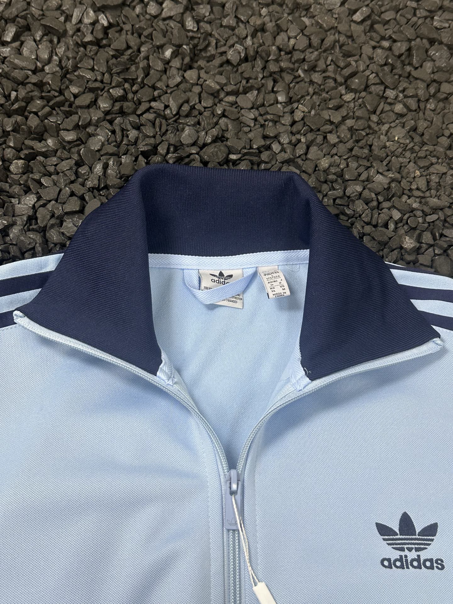 adidas トラックジャケット オリジナルス ミニロゴ チェーン付き ライトブルー/ネイビー ナイロン - 画像 6