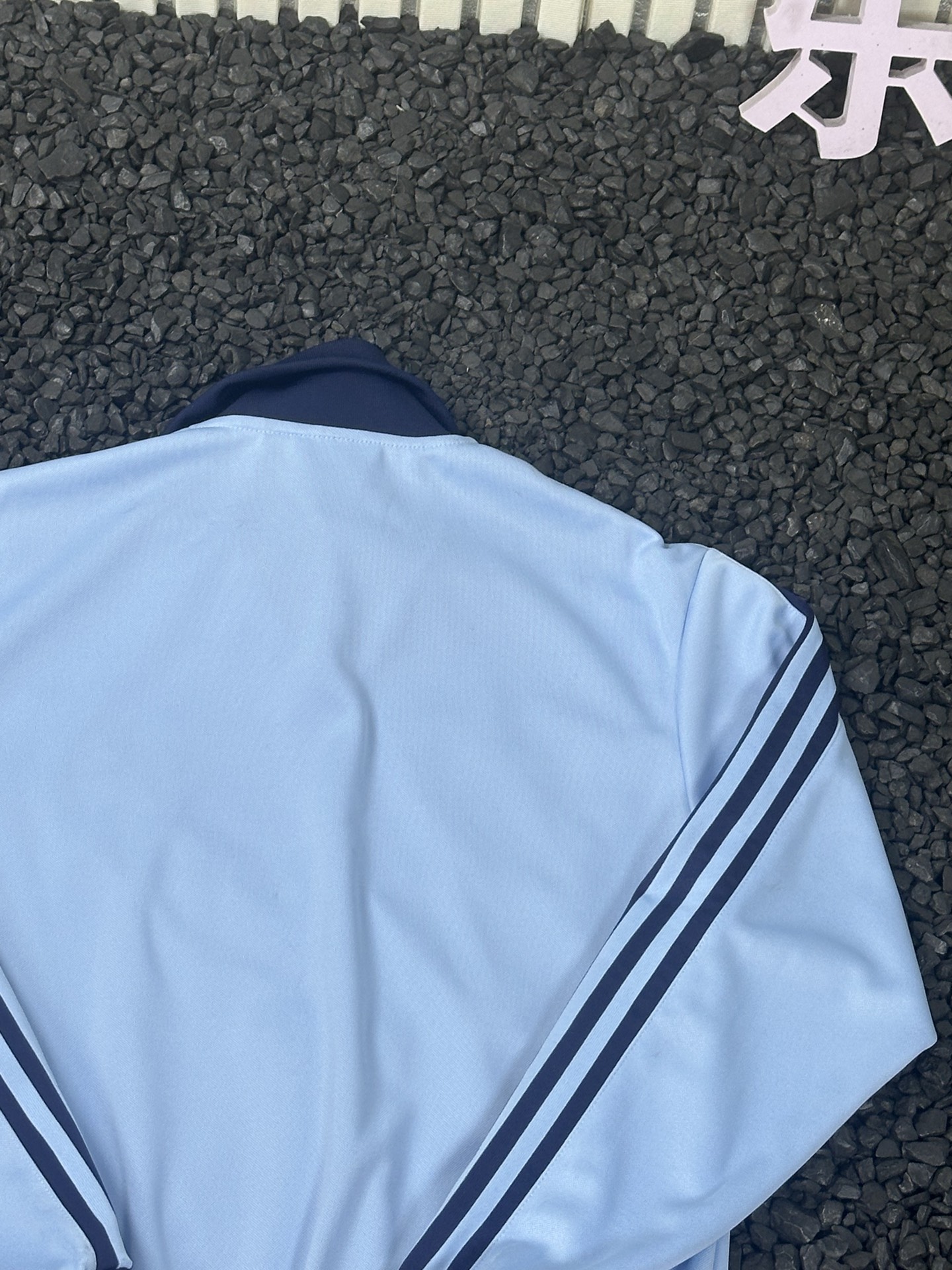 adidas トラックジャケット オリジナルス ミニロゴ チェーン付き ライトブルー/ネイビー ナイロン - 画像 7