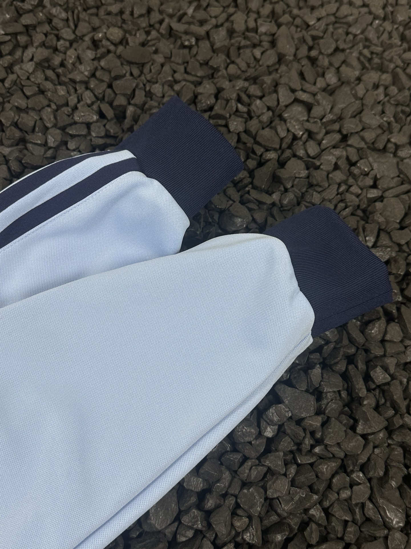 adidas トラックジャケット オリジナルス ミニロゴ チェーン付き ライトブルー/ネイビー ナイロン - 画像 8