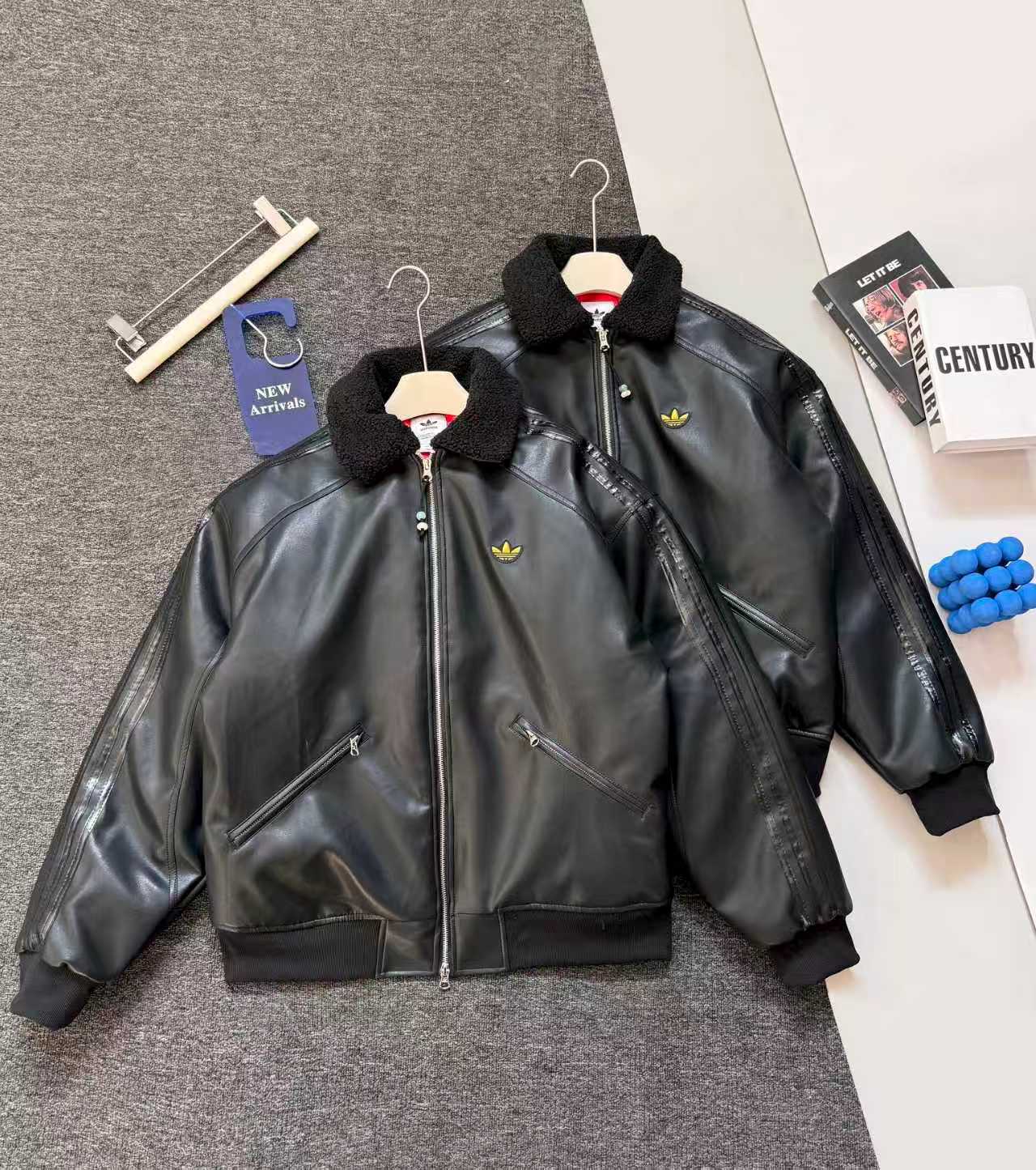 Adidas ブомバー ジャケット 3ストライプス ベルベット襟 背中エンボスロゴ 黒 レザー