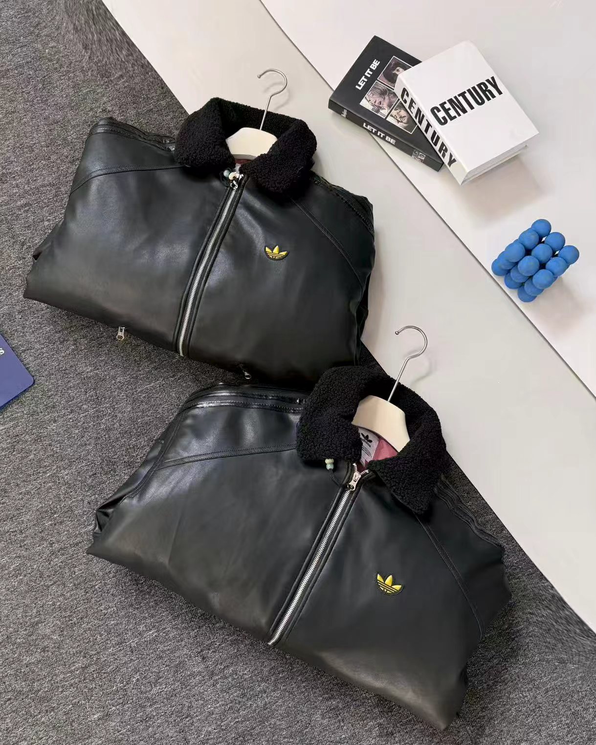 Adidas ブомバー ジャケット 3ストライプス ベルベット襟 背中エンボスロゴ 黒 レザー - 画像 3