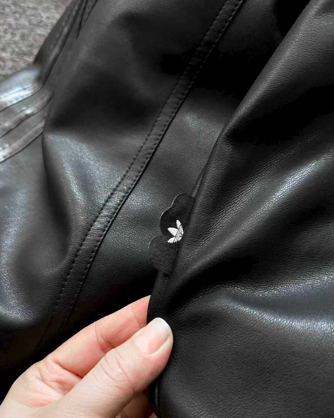 Adidas ブомバー ジャケット 3ストライプス ベルベット襟 背中エンボスロゴ 黒 レザー - 画像 8